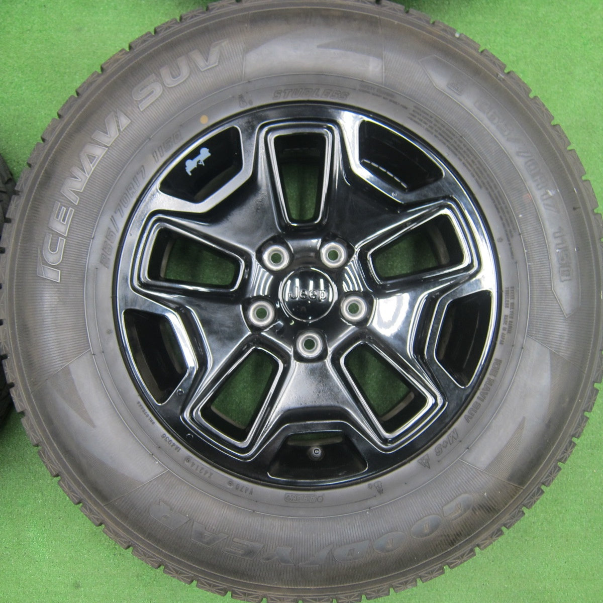 [送料無料] バリ溝！キレイ！8.5分★ジープ ラングラー アンリミテッド 純正 265/70R17 スタッドレス グッドイヤー アイスナビ SUV 17インチ PCD127/5H★4121001TNス