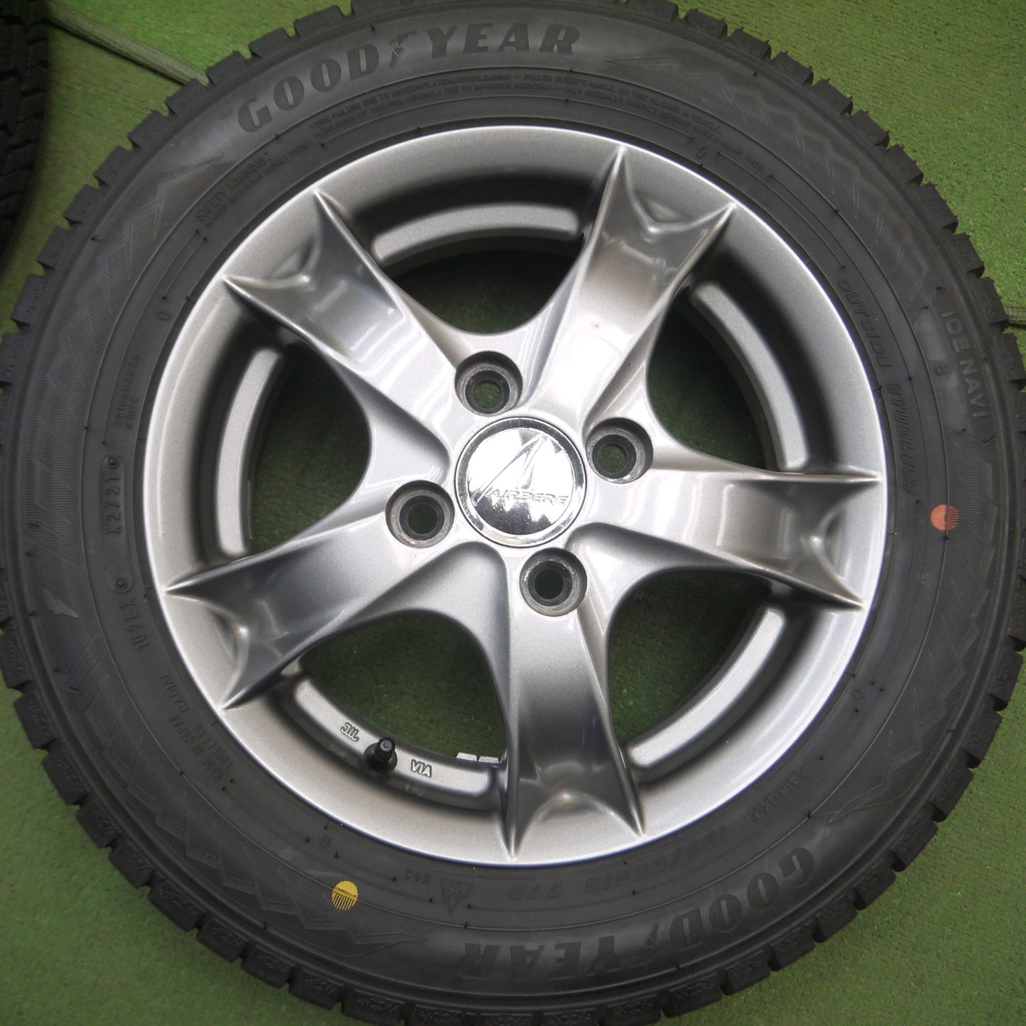 *送料無料* バリ溝！21年！9.5分以上★スタッドレス 165/65R13 グッドイヤー アイスナビ8 AIRBERG エアベルグ 13インチ PCD100/4H★4060707Hス
