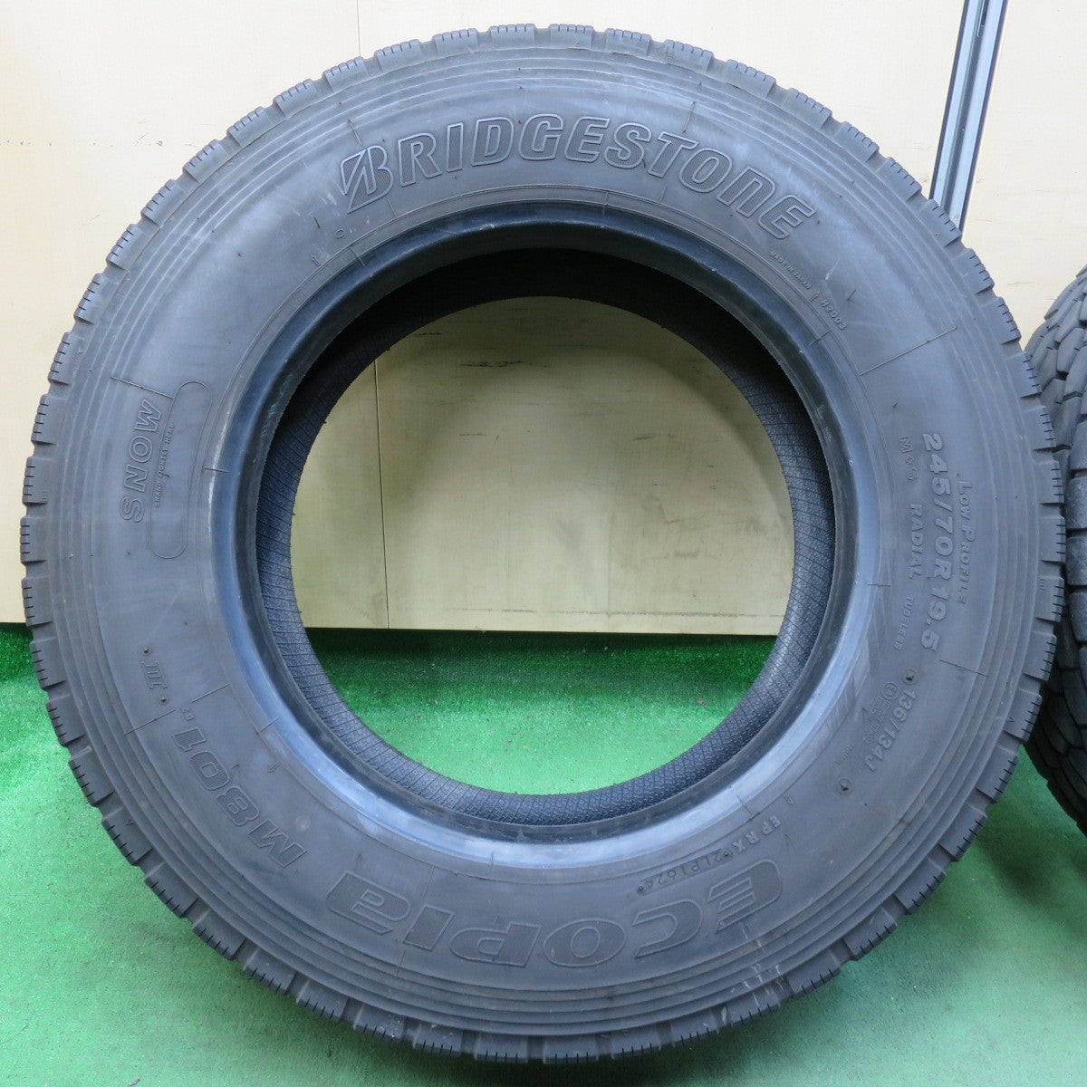 [送料無料] バリ溝！24年！9分★トラック タイヤ 245/70R19.5 136/134J ブリヂストン エコピア M801Ⅱ ミックス オールシーズン 19.5インチ★5012108イスタ