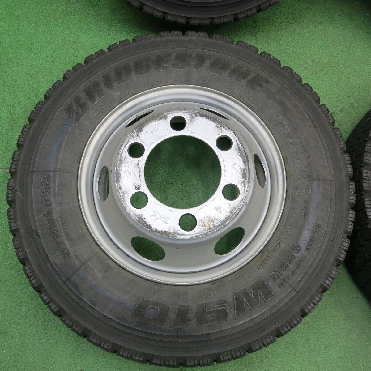 [送料無料] 4本価格★トラック タイヤ 225/80R17.5 123/122L スタッドレス ブリヂストン W910 TOPY スチール 135-9CS 17.5インチ PCD222.25/6H★5021901ナス