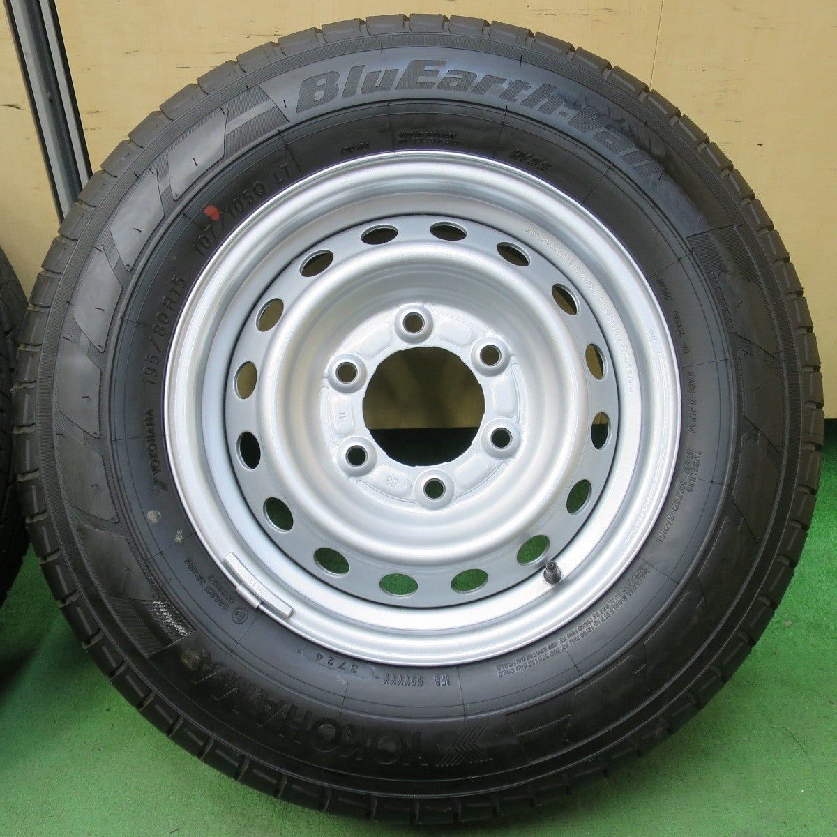 新車外し 24年★日産 キャラバン 純正 スチール 195/80R15 107/105Q ヨコハマ BluEarth-Van RY55 PCD139.7/6H★5040404イノ