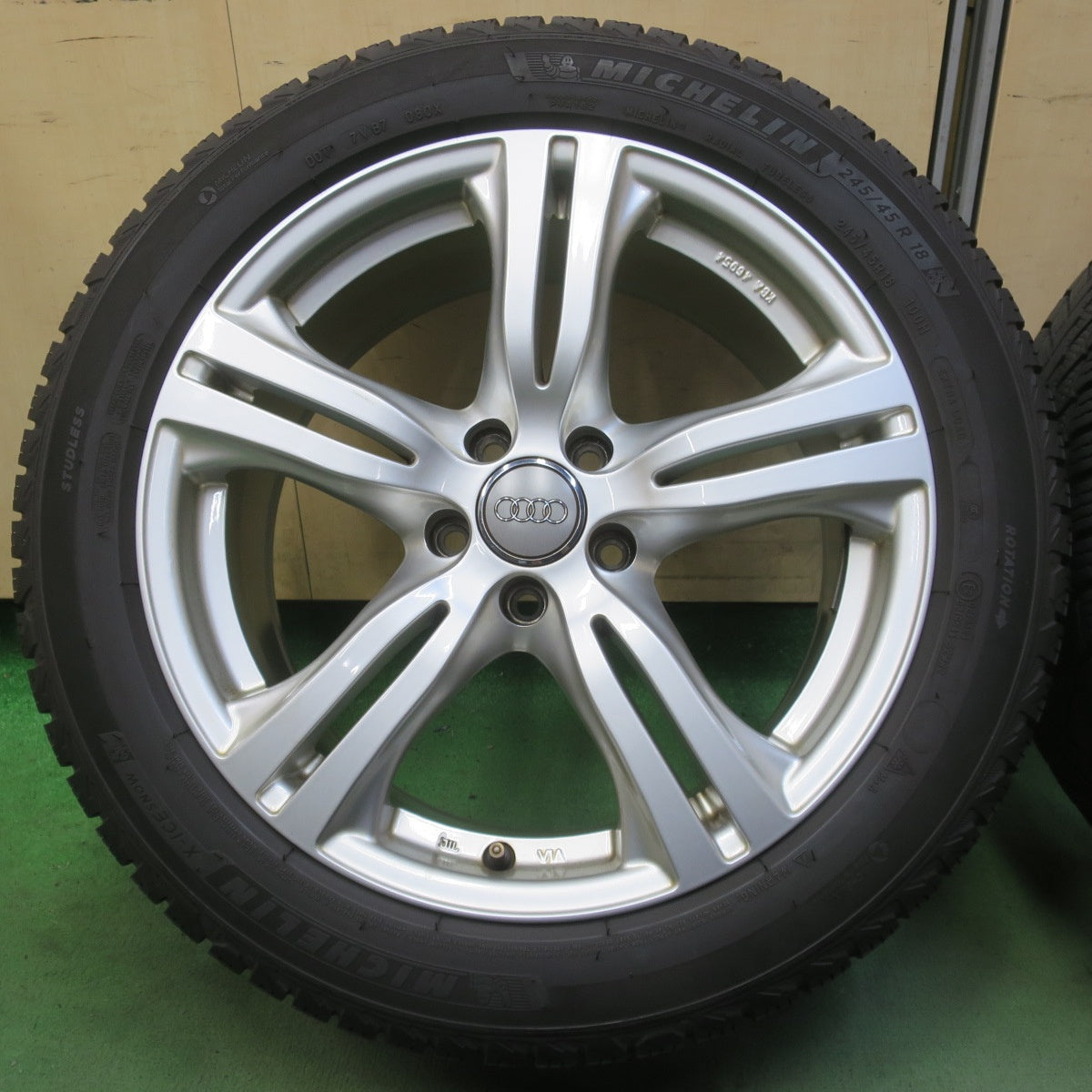 バリ溝！8.5分◎アウディ 等 ATS 245/45R18 スタッドレス ミシュラン X-ICE SNOW 18インチ PCD112/5H◎6100808イス