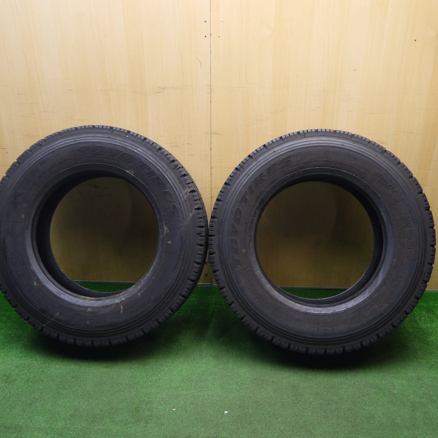 バリ溝！24年！9.5分！2本★トラック タイヤ 245/70R19.5 136/134J スタッドレス トーヨー M939 19.5インチ★5121217Hスタ