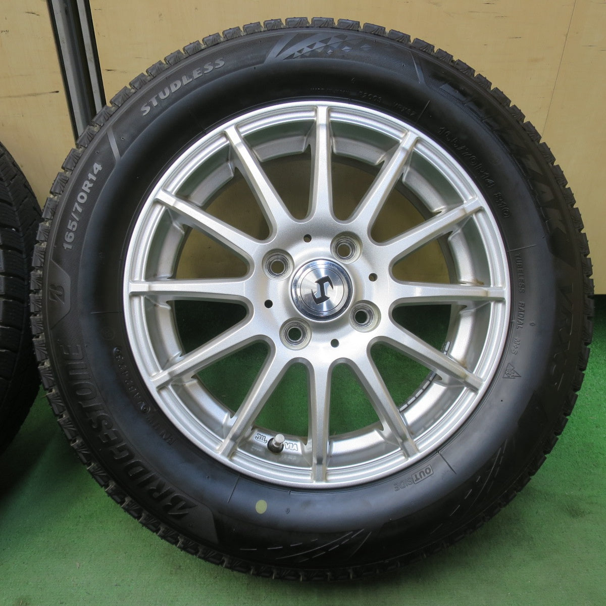 バリ溝！23年！9.5分以上★スタッドレス 165/70R14 ブリヂストン ブリザック VRX3 社外 アルミ 14インチ ソリオ ハスラー 等 PCD100/4H★6022113イス