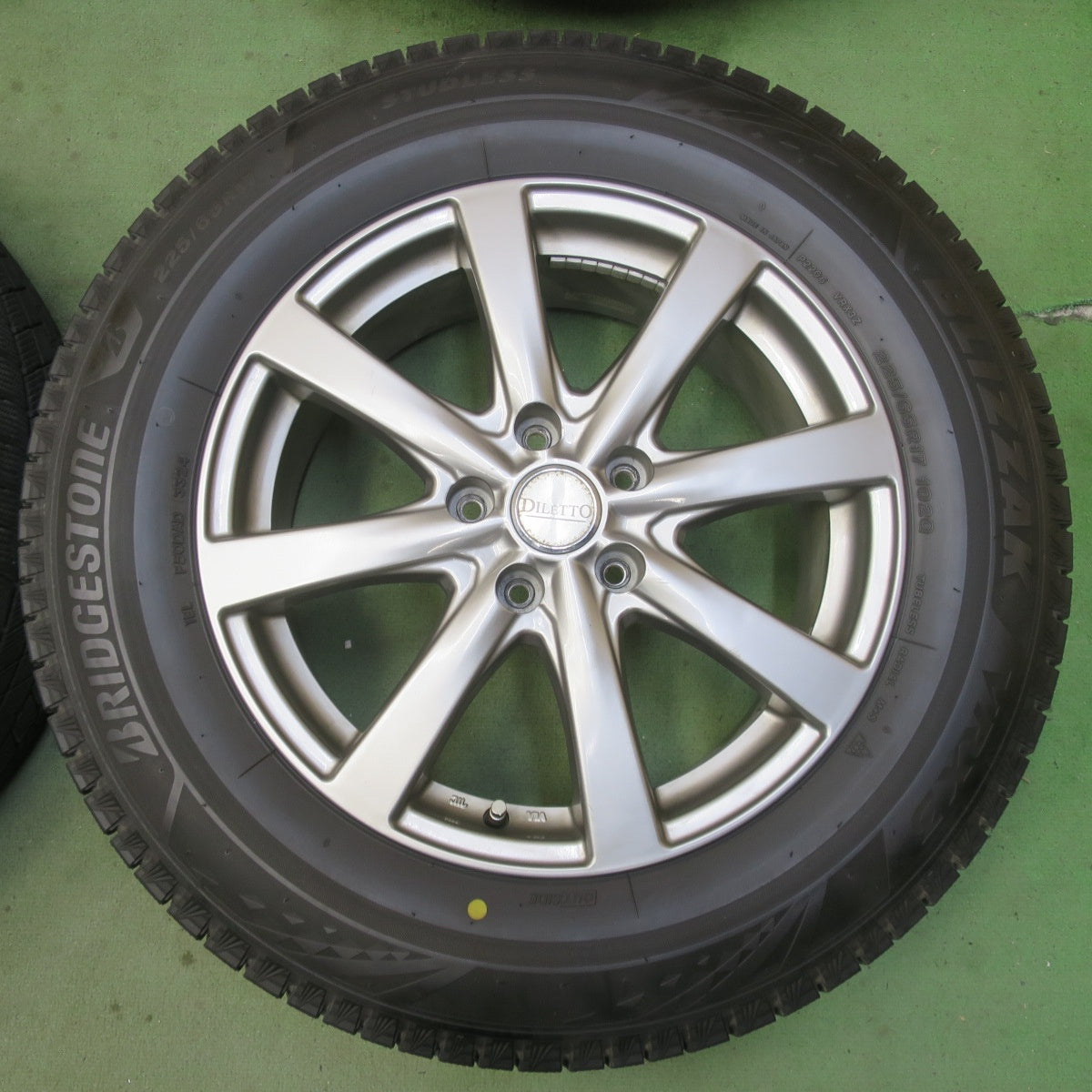 バリ溝！24年！9分◎スタッドレス 225/65R17 ブリヂストン ブリザック VRX3 DILETTO ディレット 17インチ PCD114.3/5H◎6092907イス