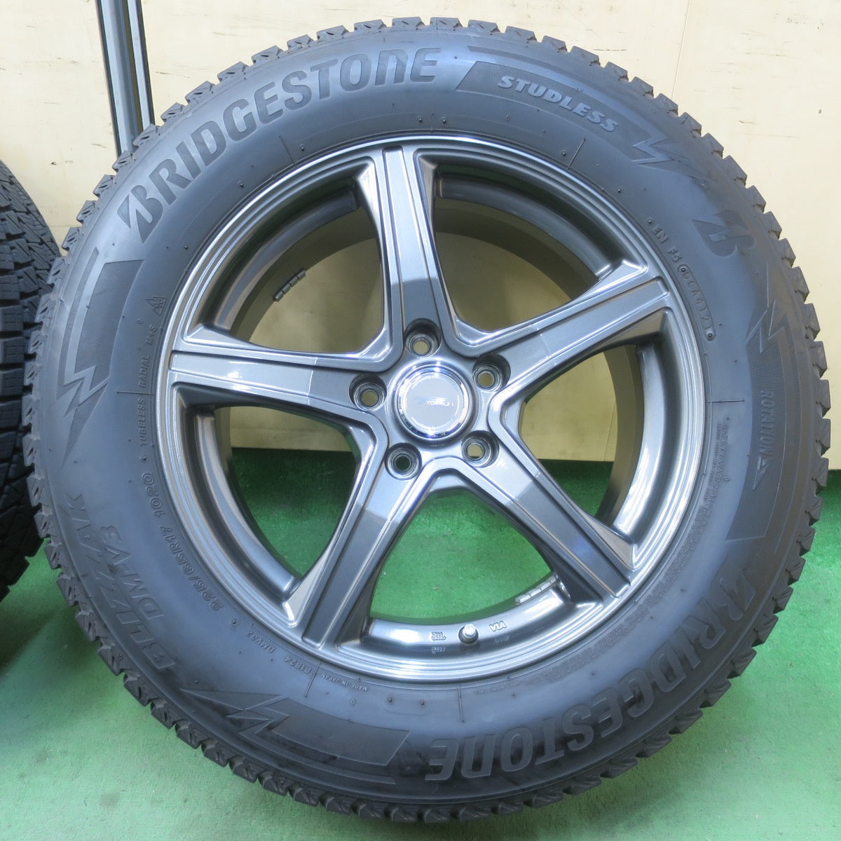 バリ溝！キレイ！9分★スタッドレス 225/65R17 ブリヂストン ブリザック DM-V3 TOPRUN トップラン 17インチ PCD114.3/5H★6031102イス