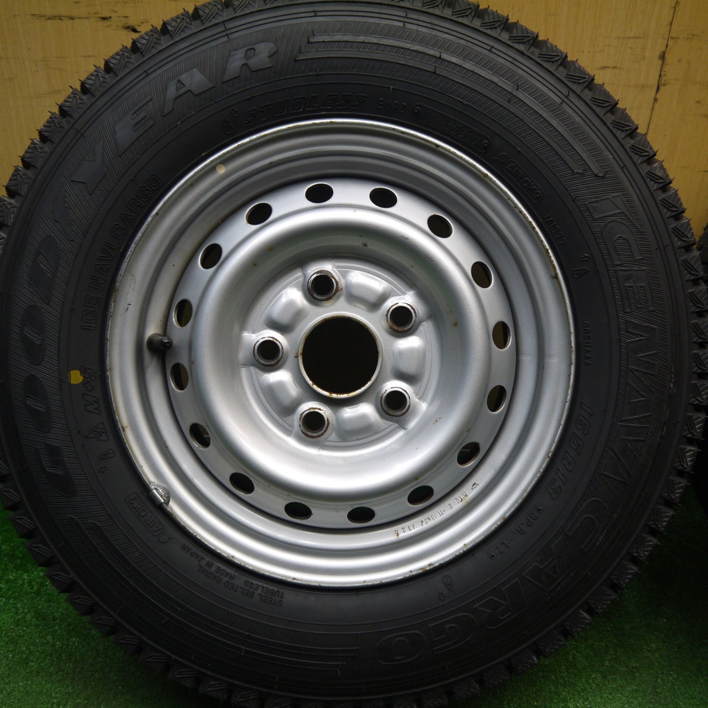 ほぼ未使用★ダイハツ 純正 スチール タウンエース ハイゼット 等 165R13 8PR スタッドレス グッドイヤー アイスナビ CARGO カーゴ 13インチ PCD114.3/5H★6012704Hス