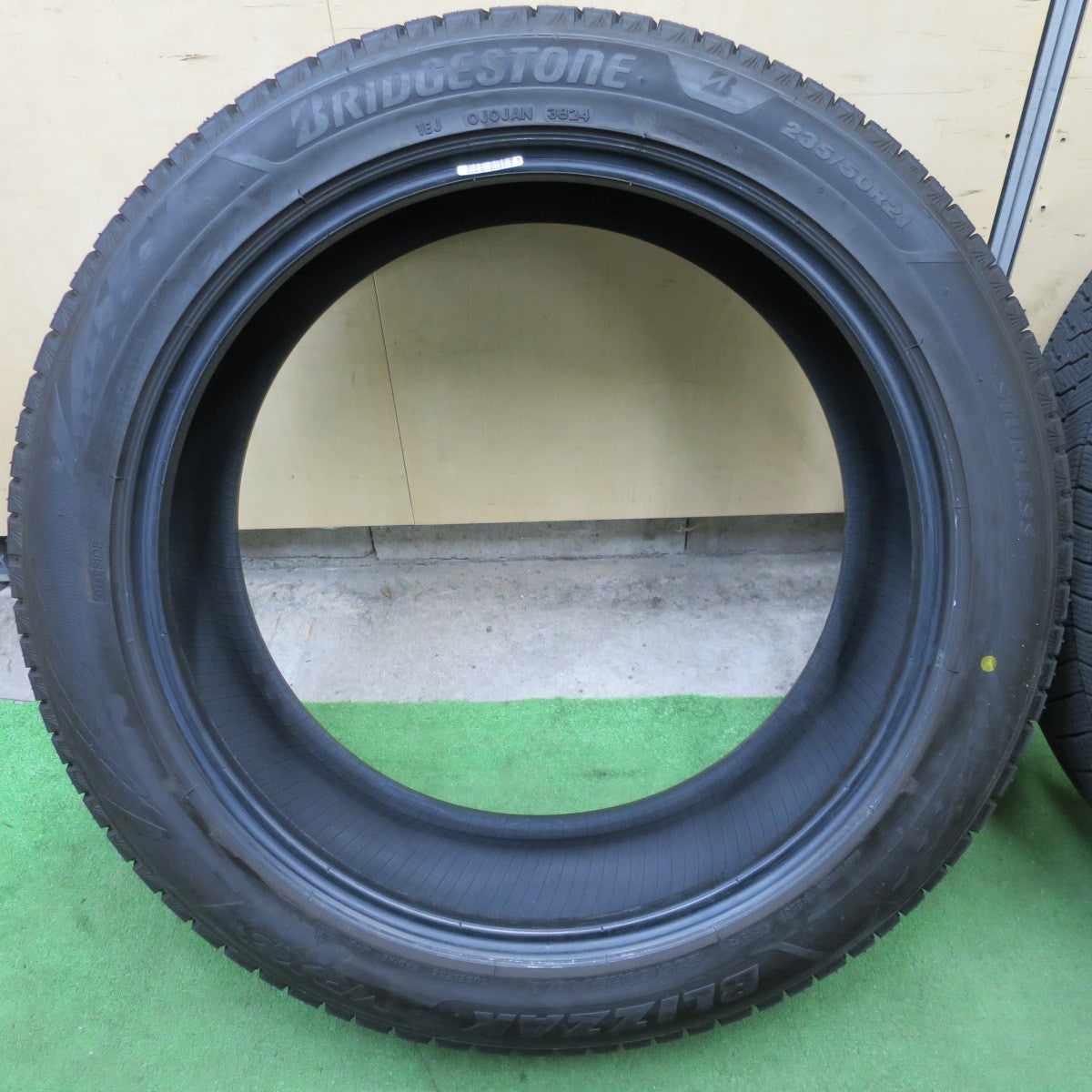 バリ溝！24年！9.5分★スタッドレス 235/50R21 ブリヂストン ブリザック VRX3 タイヤ 21インチ レクサス RX 等★6021605NGスタ