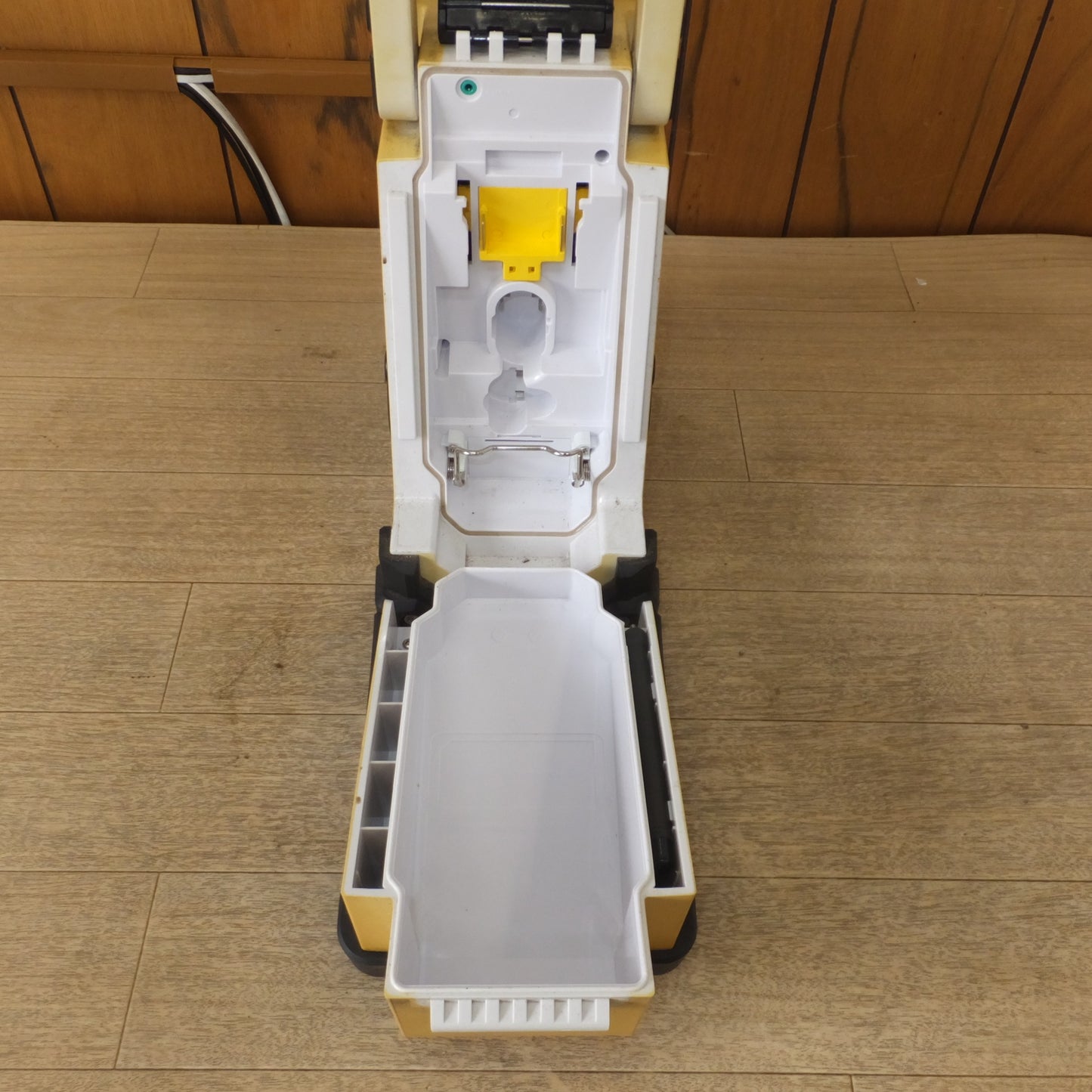 [送料無料] ★マキタ makita 充電式ラジオ MR102　アダプタ 付　DC7.2-18V　FM 76-90MHz　AM 522-1629kHz★