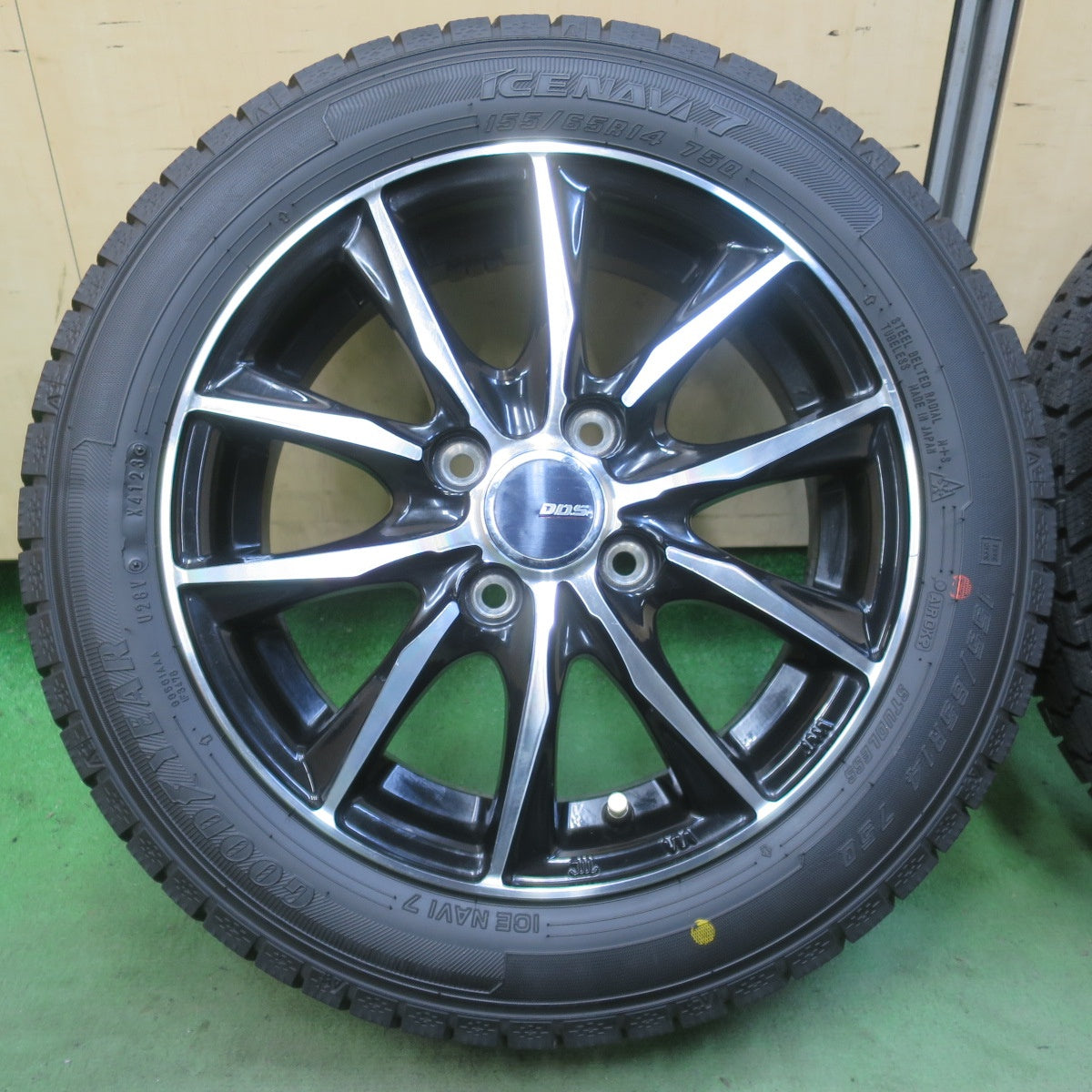 バリ溝！23年！キレイ！9.5分以上★スタッドレス 155/65R14 グッドイヤー アイスナビ7 D.O.S. DOS 14インチ PCD100/4H★6060601イス