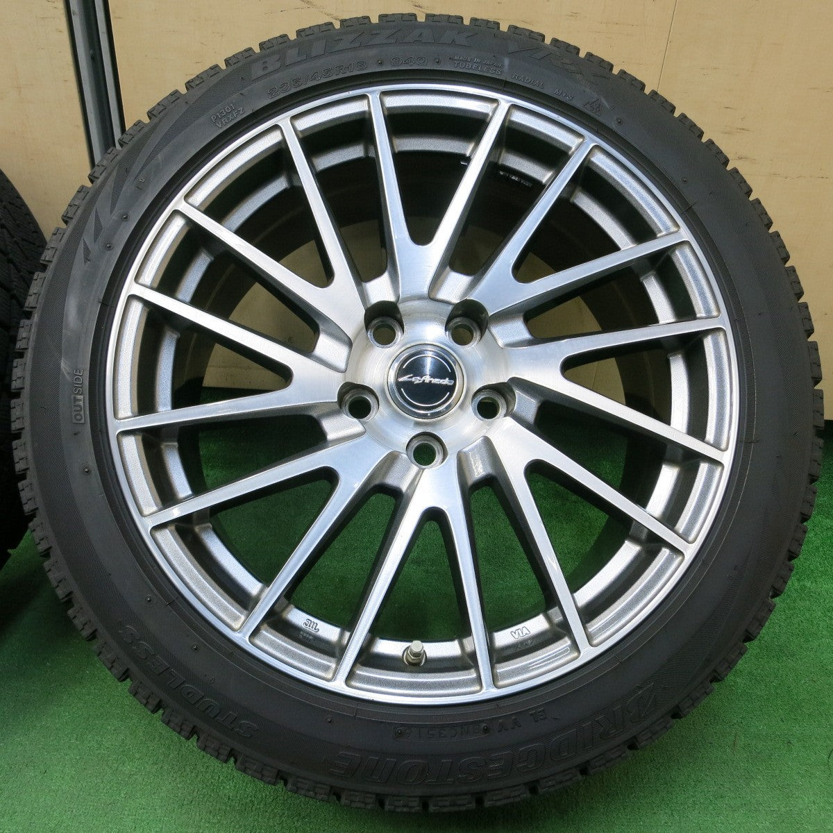 *送料無料* センサー付！バリ溝！8.5分★レクサス GS 等 235/45R18 スタッドレス ブリヂストン ブリザック VRX Lefinada レフィナーダ PCD114.3/5H★4042804イス