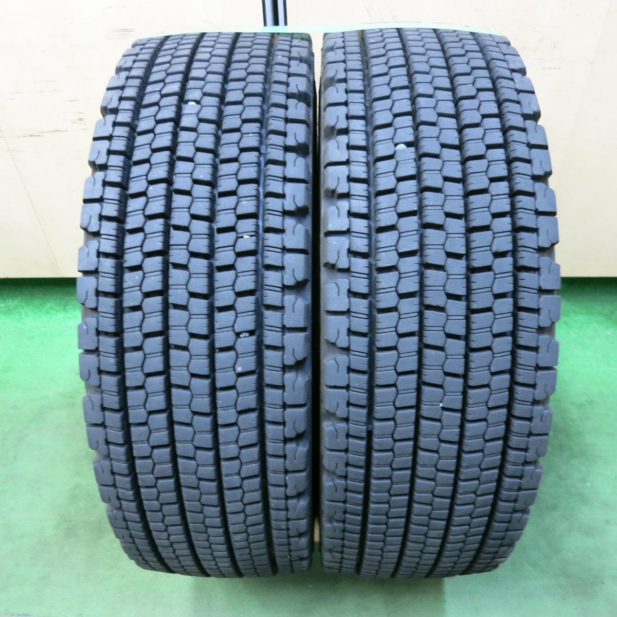 バリ溝！24年！9分！2本★トラック タイヤ 245/70R19.5 136/134J スタッドレス ブリヂストン W900 19.5インチ★5070408SYスタ