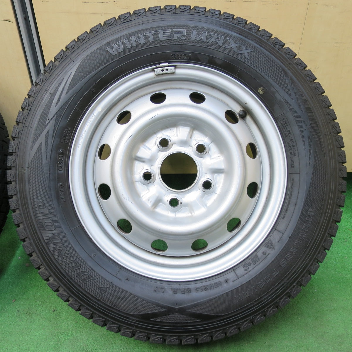 [送料無料] バリ溝！21年！キレイ！9分★スタッドレス 165R14 8PR ダンロップ ウインターマックス SV01 スチール 14インチ PCD114.3/5H★4112803イス