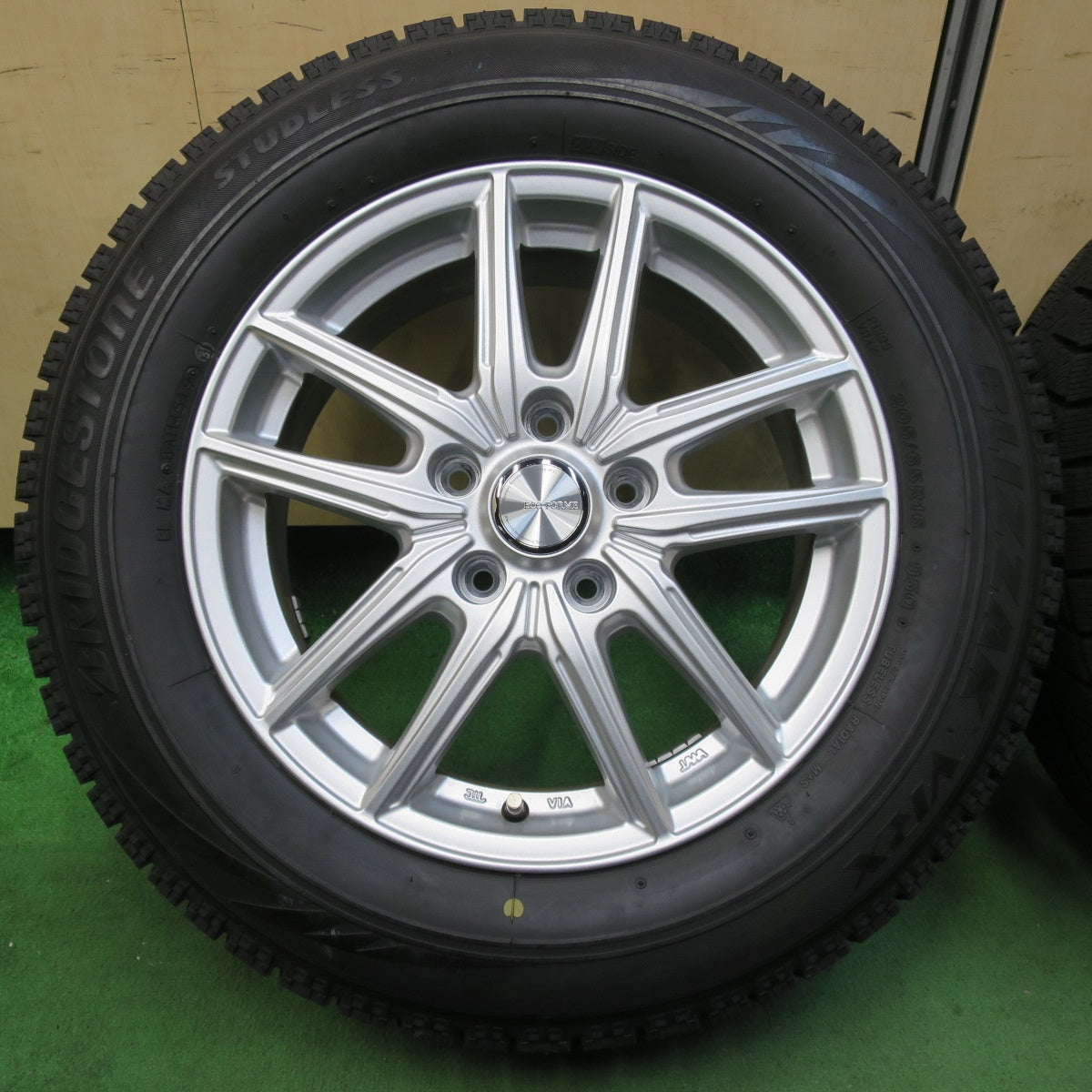 [送料無料] バリ溝！キレイ！ほぼ10分★スタッドレス 205/65R16 ブリヂストン ブリザック VRX ECO FORME エコフォルム 16インチ PCD114.3/5H★5011612イス