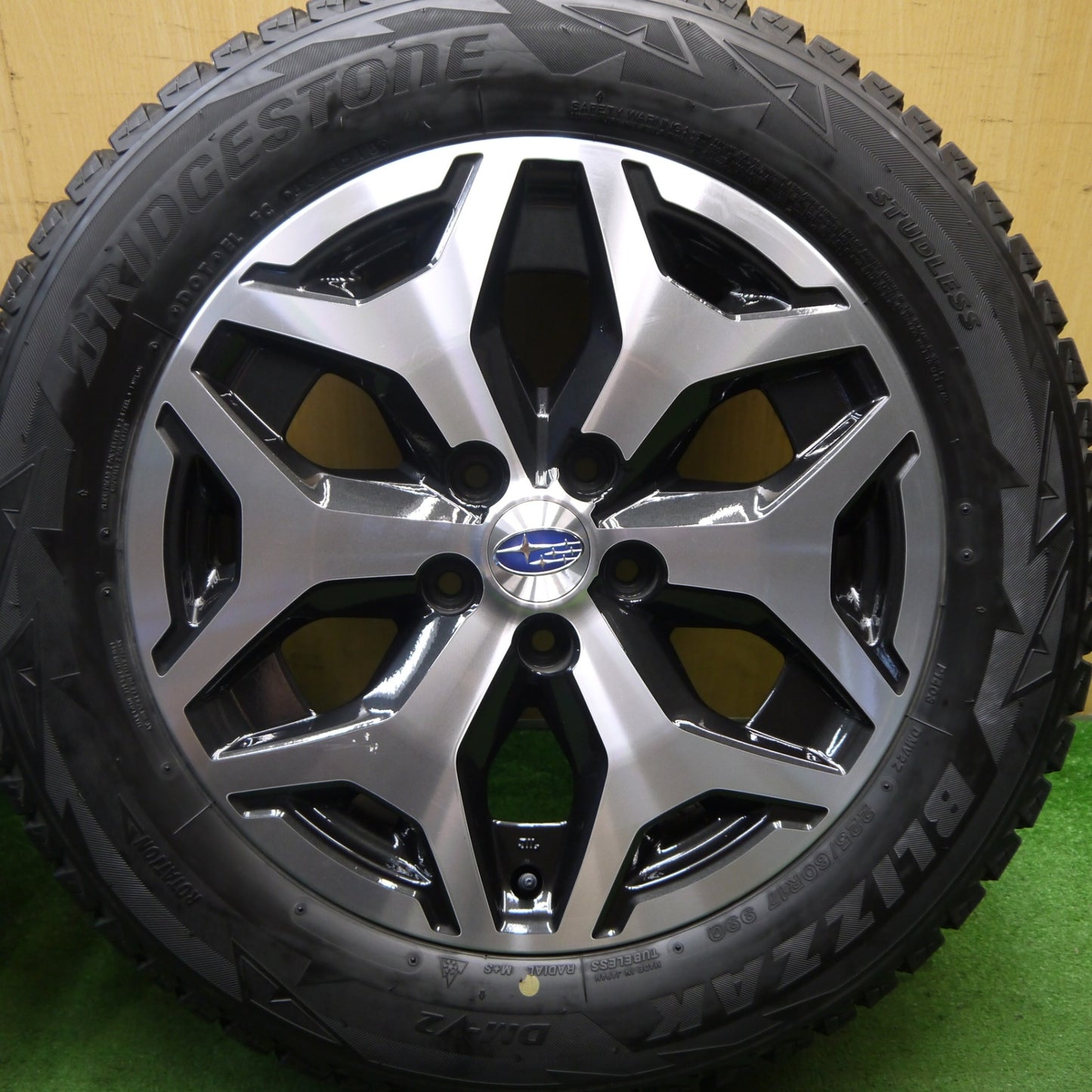 バリ溝！キレイ！9分★スバル SK フォレスター 純正 ENKEI 225/60R17 スタッドレス ブリヂストン ブリザック DM-V2 17インチ エンケイ PCD114.3/5H★5070903Hス
