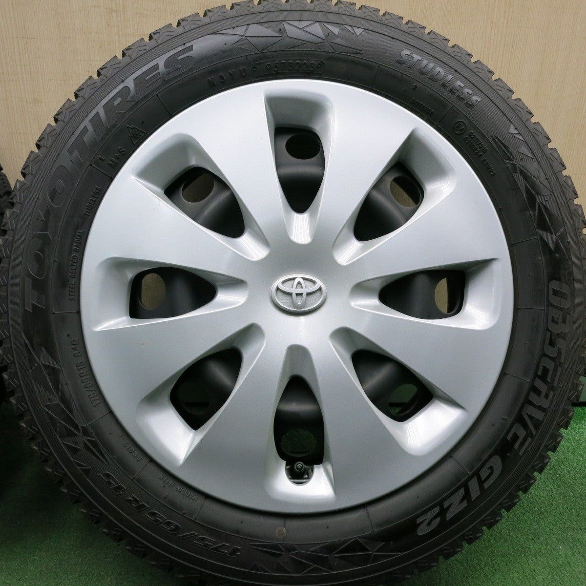 *送料無料* ほぼ未使用！23年！キレイ★トヨタ アクア 純正 スチール 175/65R15 スタッドレス トーヨー オブザーブ GIZ2 15インチ PCD100/4H★4060201HAス