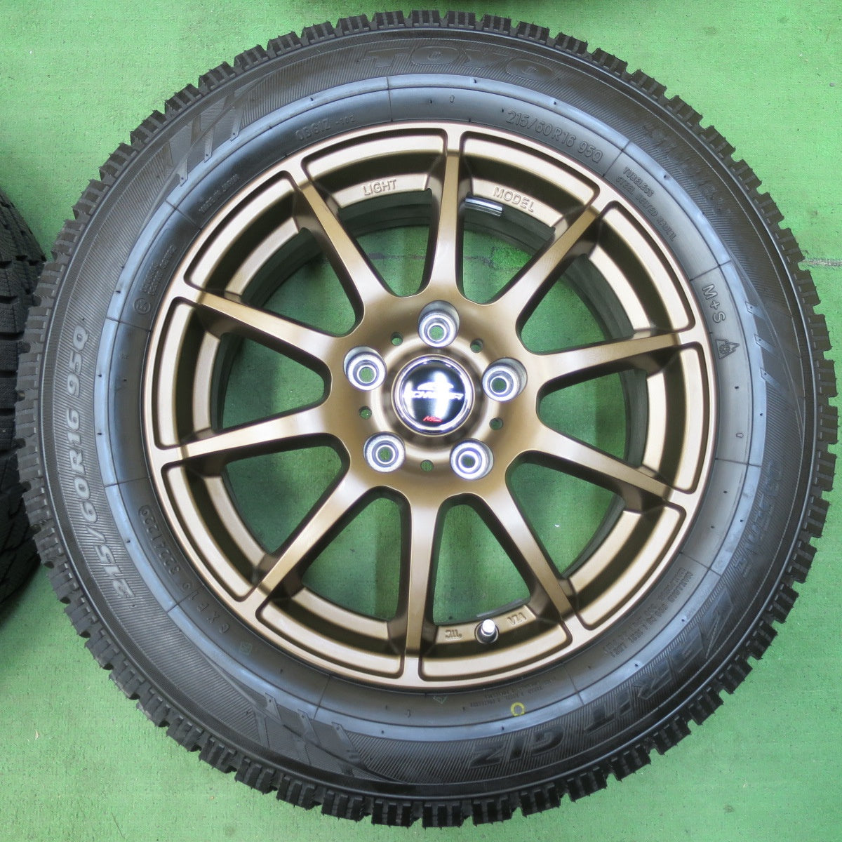 [送料無料] タイヤほぼ未使用！22年！キレイ★スタッドレス 215/60R16 トーヨー オブザーブ ガリット GIZ SCHNEIDER MiD シュナイダー 16インチ PCD114.3/5H★5031305イス
