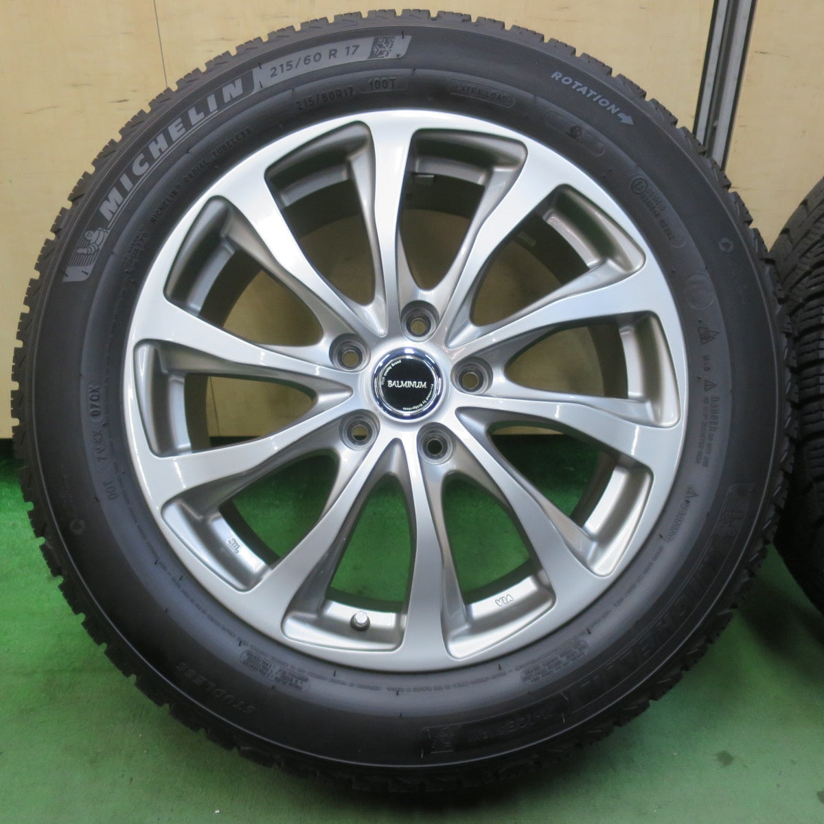 バリ溝！22年！キレイ！9分★スタッドレス 215/60R17 ミシュラン X-ICE SNOW BALMINUM TR10 バルミナ 17インチ PCD114.3/5H★5122904イス