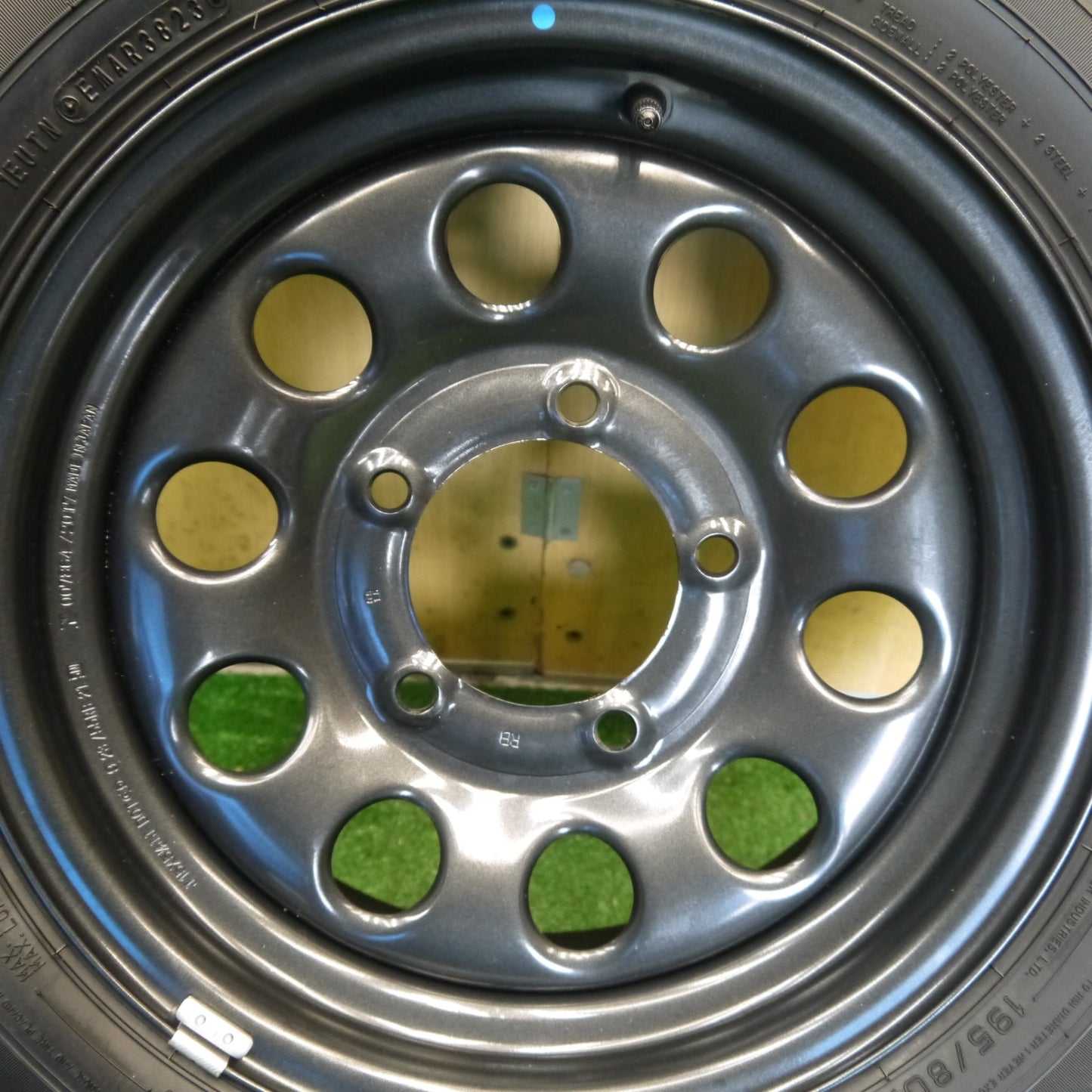 新車外し！23年！1本◎スズキ JB74 ジムニー シエラ 純正 スチール 195/80R15 ダンロップ AT20 グラントレック スペア 15インチ PCD139.7/5H◎6081703Hノ