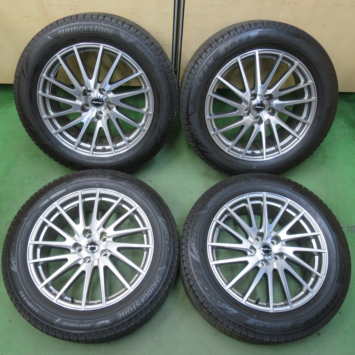 バリ溝！キレイ！9.5分★レクサス 等 235/55R19 スタッドレス ブリヂストン ブリザック VRX3 Lefinada レフィナーダ 19インチ PCD120/5H★6042306イス