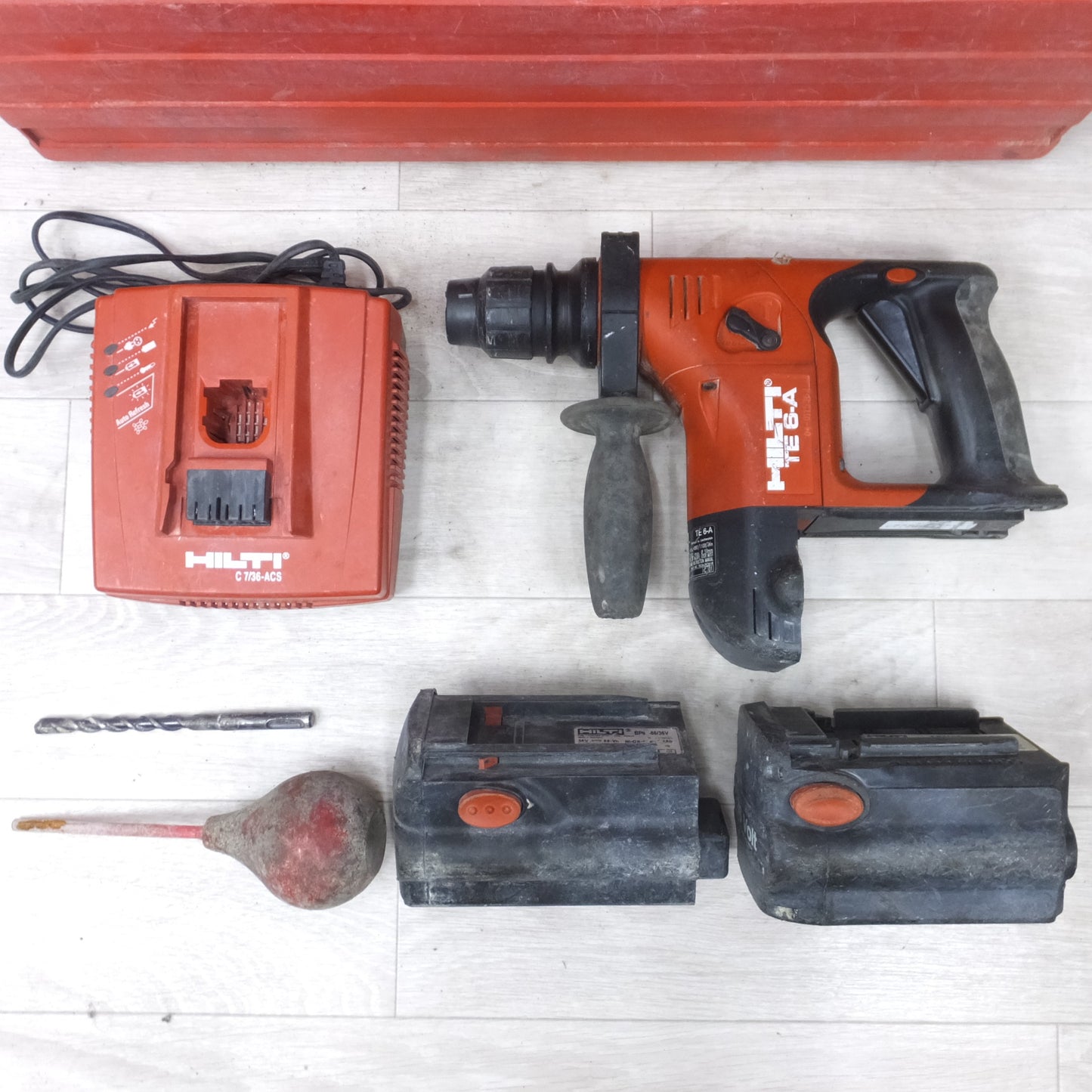 [送料無料] バッテリー2個◆ヒルティ HILTI 充電式 ロータリー ハンマー ドリル 36V TE6-A ケース 充電器 ダストポンプ 付き 電動 工具◆