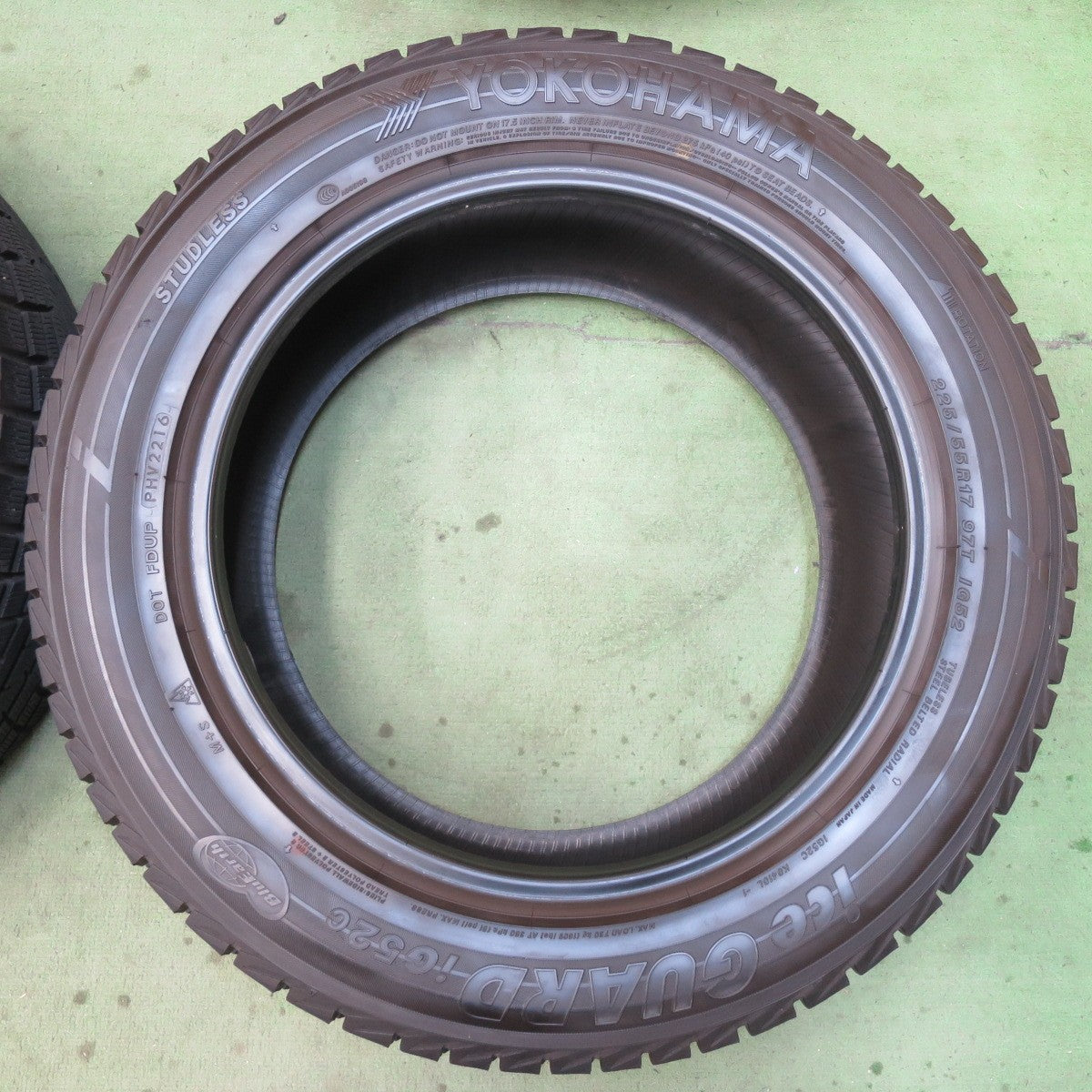 バリ溝！9.5分以上★スタッドレス 225/55R17 ヨコハマ アイスガード iG52C タイヤ 17インチ BMW 3シリーズ 320i X3 E83 ベンツ W639 等★6021007イスタ
