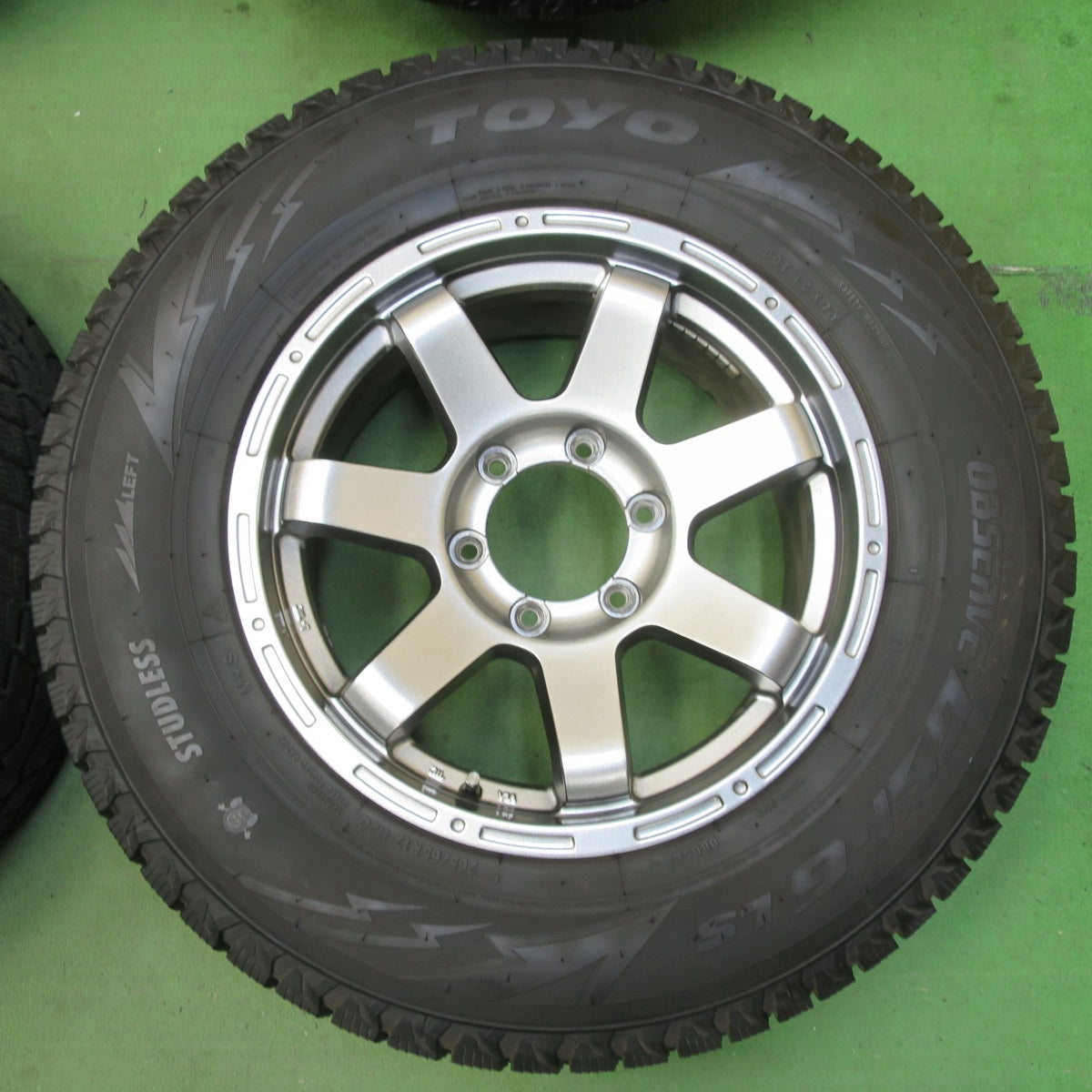 バリ溝！22年！キレイ！9.5分★スタッドレス MAD CROSS MC-76 265/65R17 トーヨー オブザーブ GSi-6 LS マッドクロス 17インチ PCD139.7/6H★5051901イス