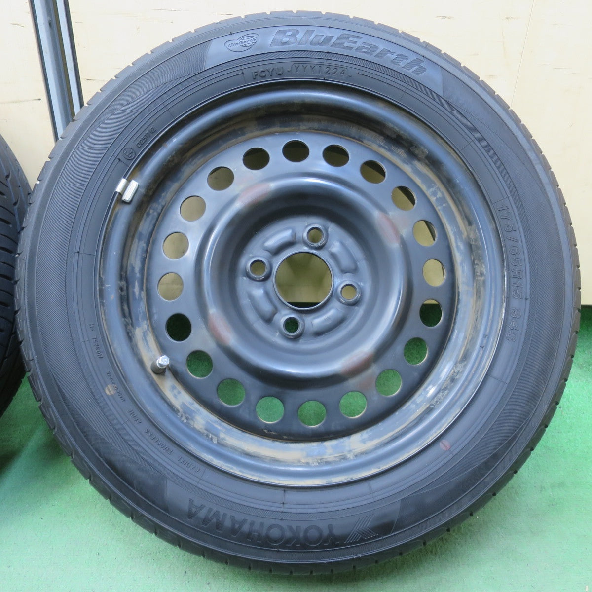 バリ溝！24年！8.5分★日産 キューブ 純正 スチール 175/65R15 ヨコハマ ブルーアース AE01F 15インチ PCD100/4H★6041510イノ