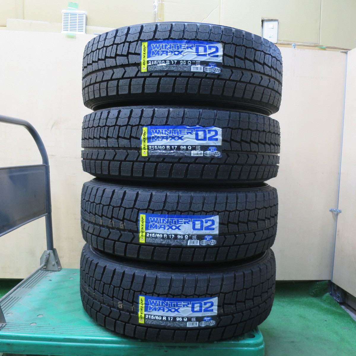 未使用！23年★スタッドレス 215/60R17 ダンロップ ウインターマックス WM02 SPORT DAISY スポルト デイジー 17インチ PCD114.3/5H★5112409イス