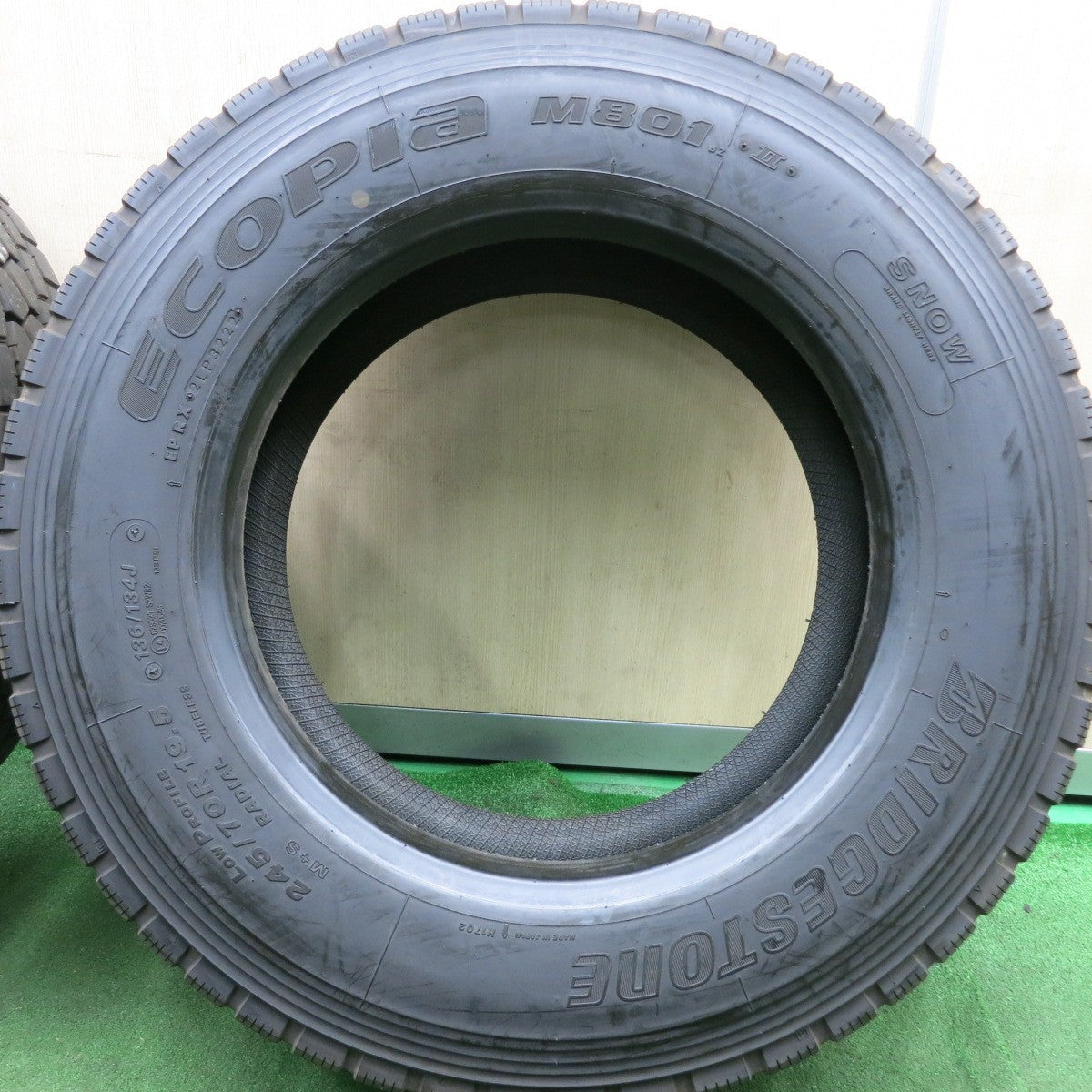*送料無料* バリ溝！22年！9.5分★トラック タイヤ 245/70R19.5 136/134J ブリヂストン エコピア M801Ⅱ ミックス オールシーズン 19.5インチ★4071005HAノタ