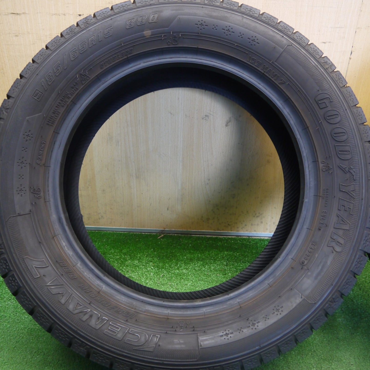 超バリ溝！23年！ほぼ10分★スタッドレス 185/65R15 グッドイヤー アイスナビ7 タイヤ 15インチ プリウス シエンタ デミオ ノート マツダ2 等★6072205Hスタ