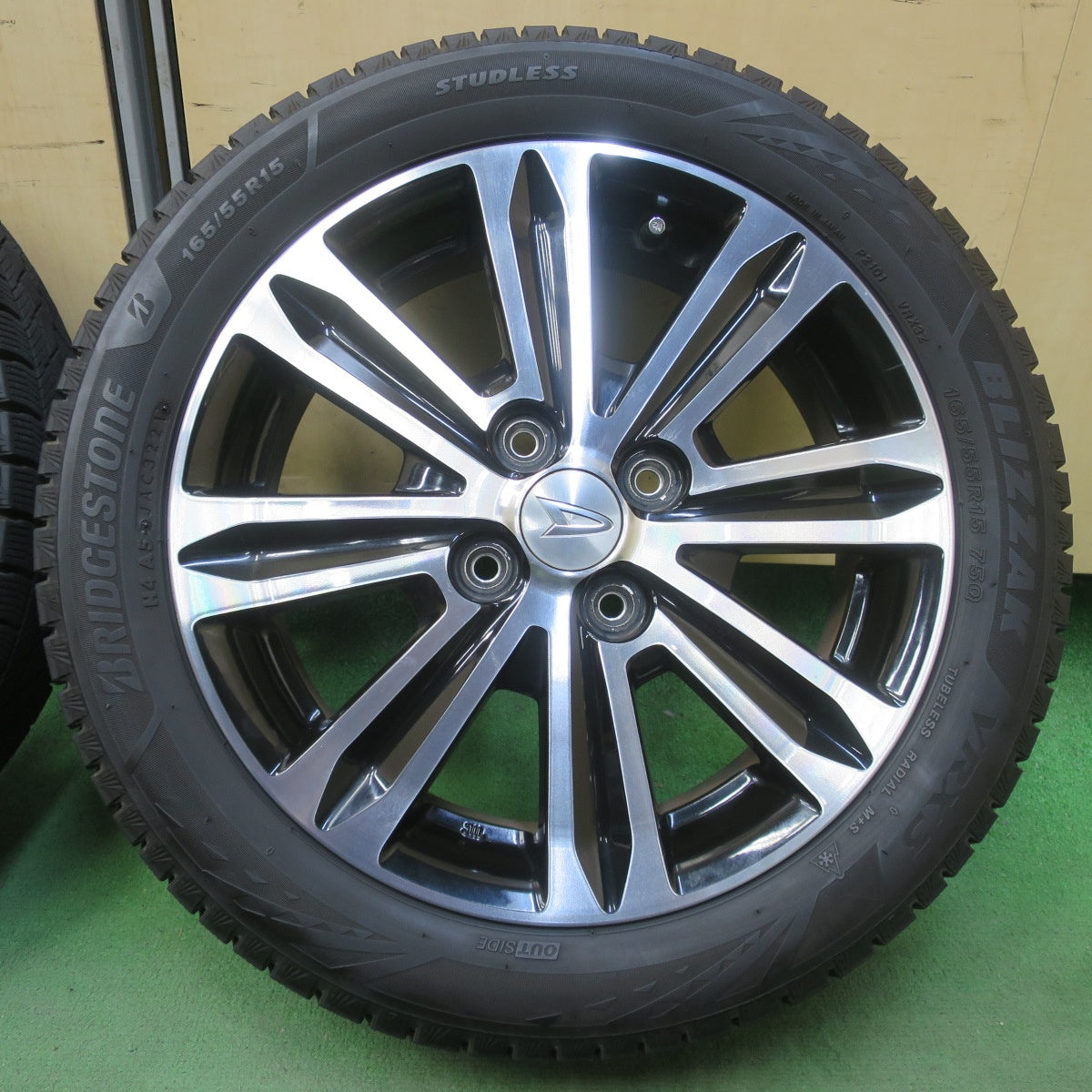 バリ溝！キレイ！8.5分★ダイハツ タント カスタム 純正 165/55R15 スタッドレス ブリヂストン ブリザック VRX3 15インチ PCD100/4H★6040906イス