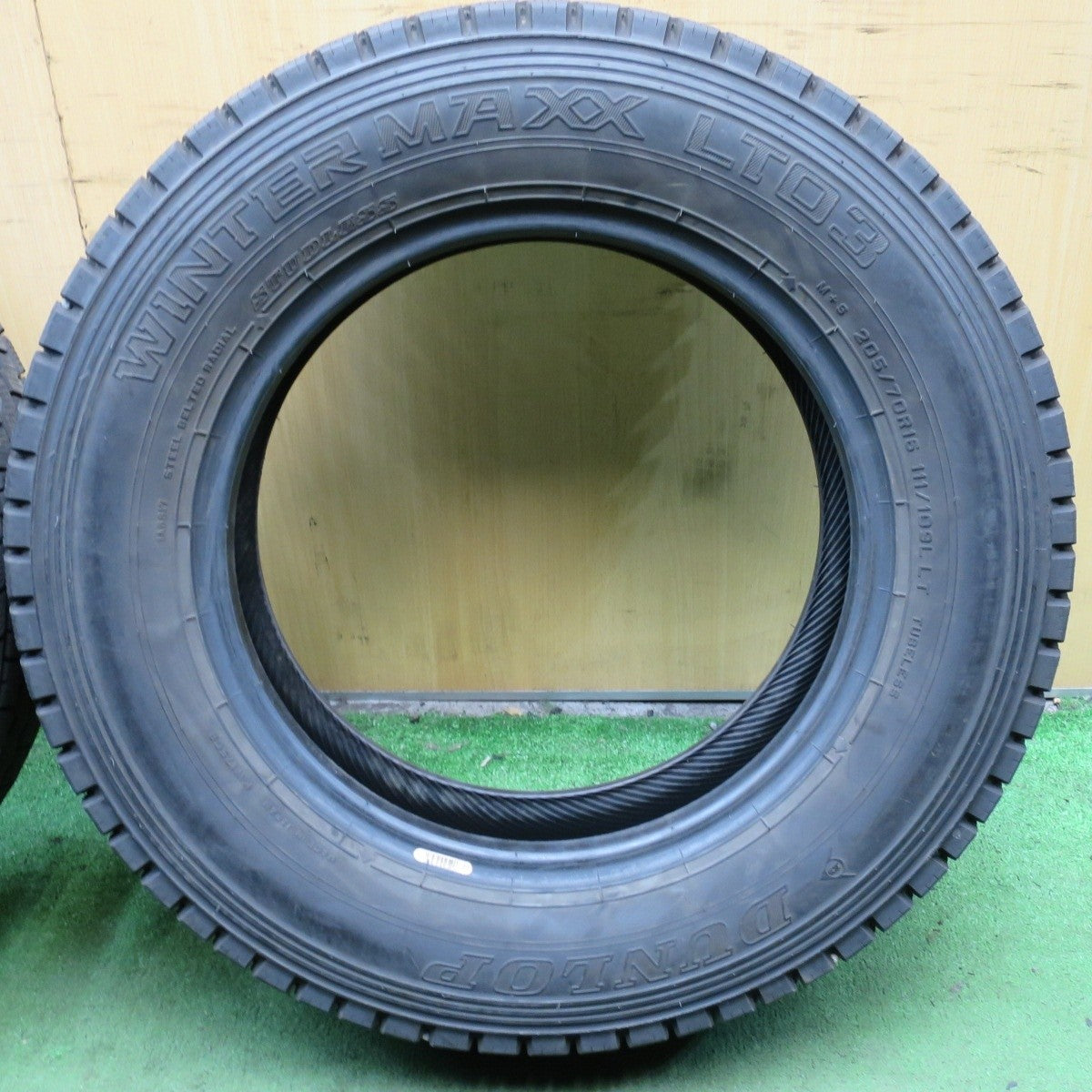 バリ溝！8.5分★トラック タイヤ 205/70R16 111/109L スタッドレス ダンロップ ウインターマックス LT03★4031504KKスタ