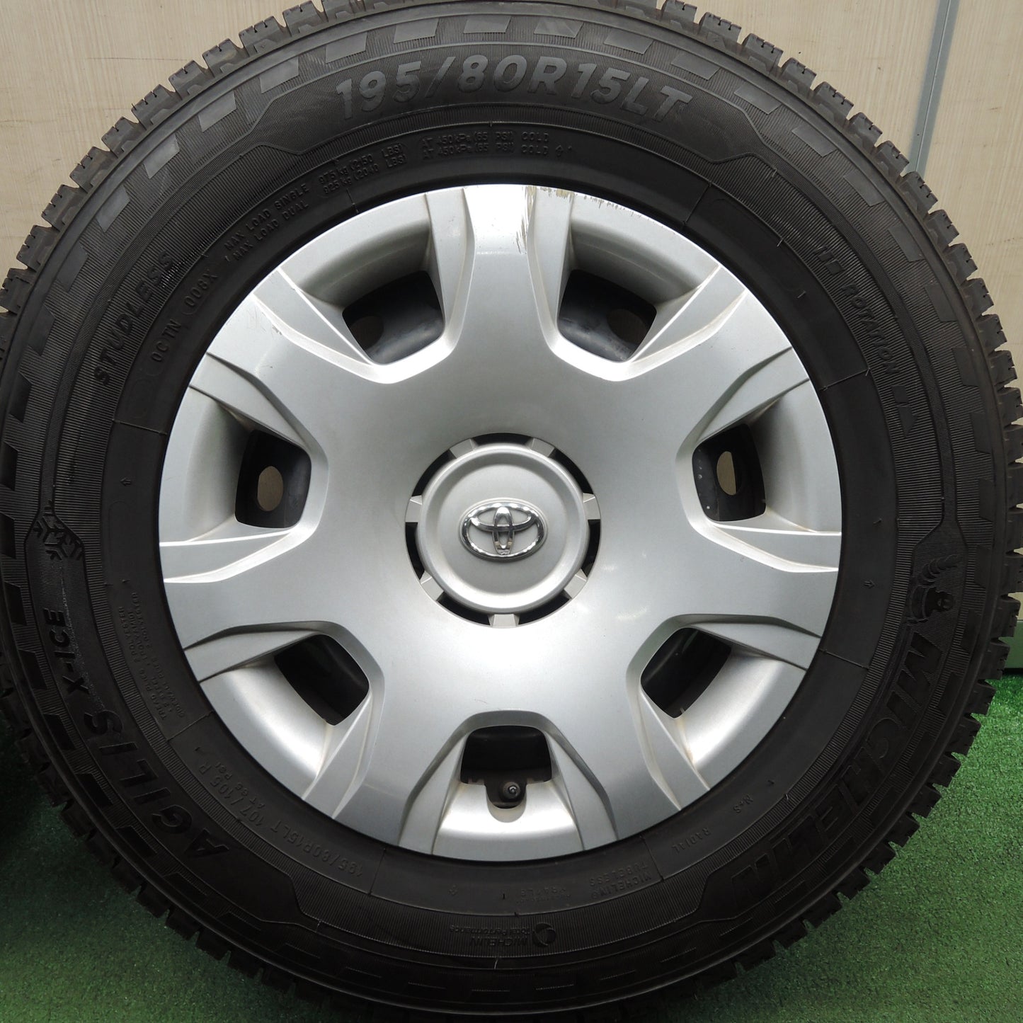 *送料無料* バリ溝！9.5分★トヨタ 200系 ハイエース 純正 スチール スタッドレス 195/80R15 107/105R ミシュラン AGILIS X-ICE 15インチ PCD139.7/6H★4022507HAス