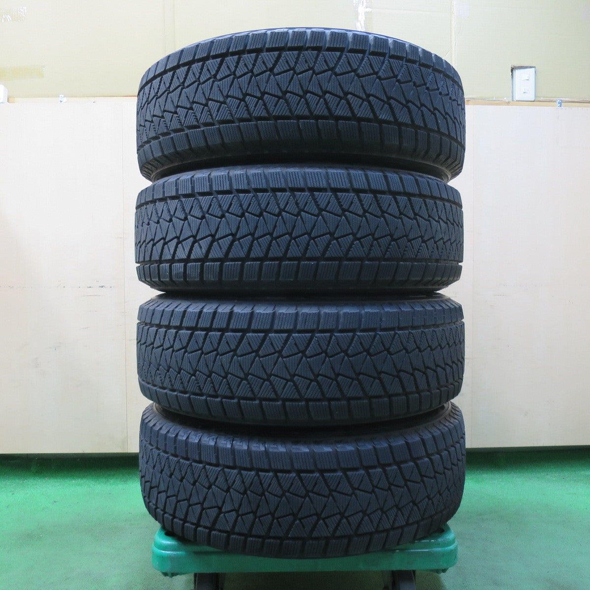 [送料無料] バリ溝！キレイ！9分★スタッドレス 225/65R17 ブリヂストン ブリザック DM-V2 Claire クレール 17インチ PCD114.3/5H★5011609イス