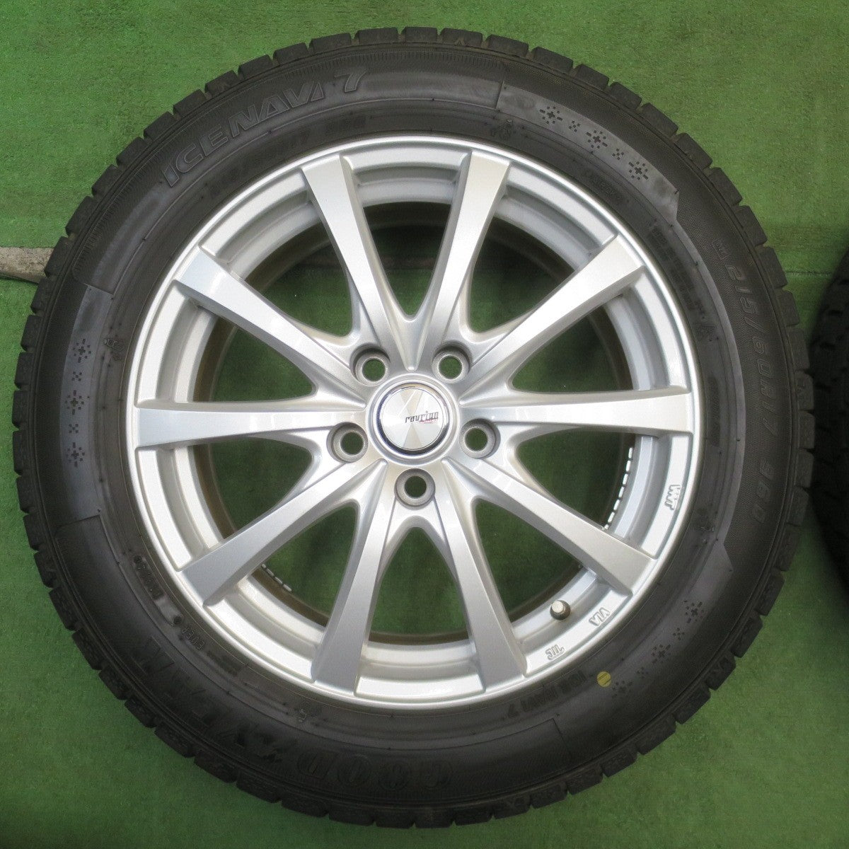 バリ溝！24年！キレイ！9.5分◎スタッドレス 215/60R17 グッドイヤー アイスナビ7 ravrion RS01 ラブリオン 17インチ PCD114.3/5H◎6062301NJス