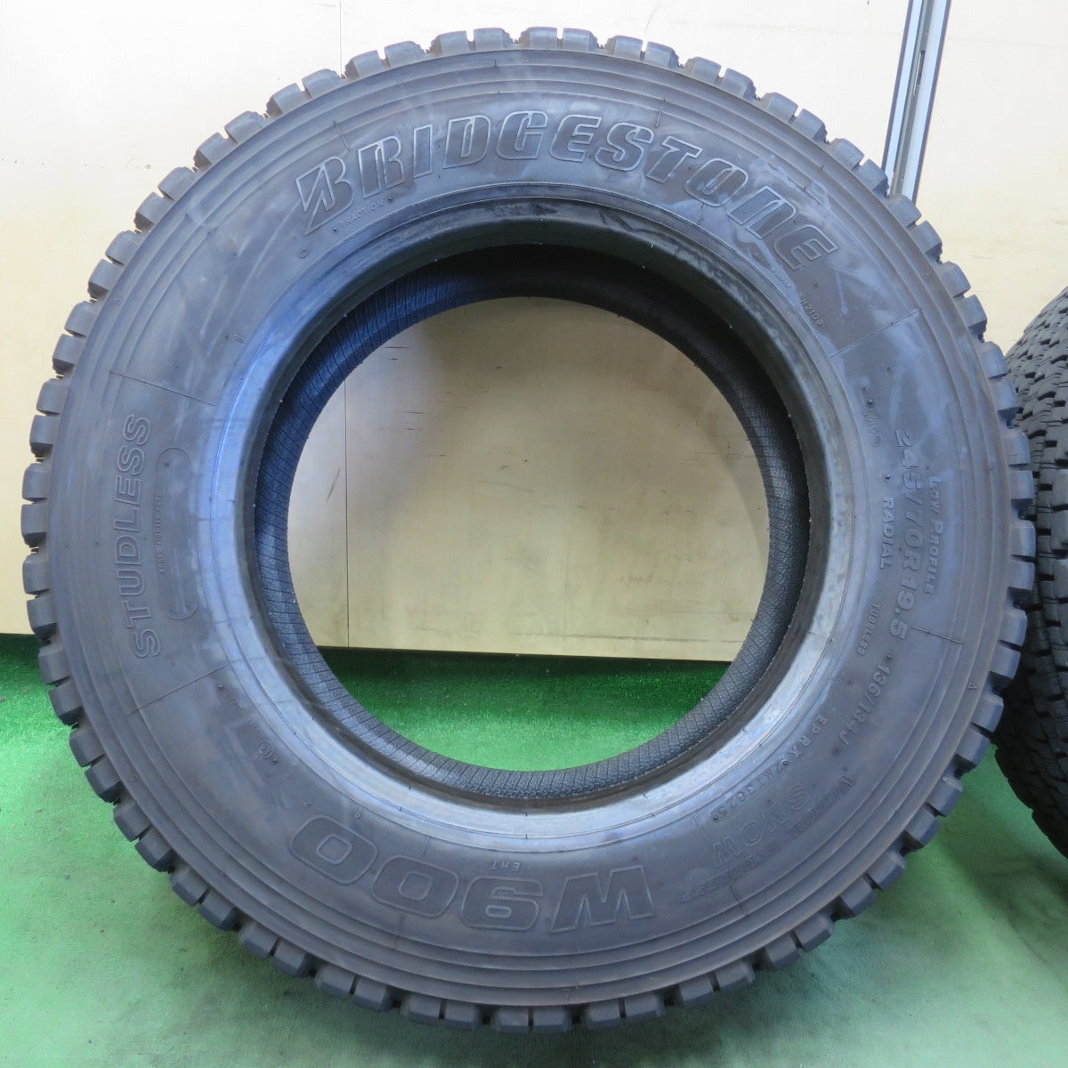 バリ溝！25年！9分★トラック タイヤ 245/70R19.5 136/134J スタッドレス ブリヂストン W900 19.5インチ★6050512イスタ