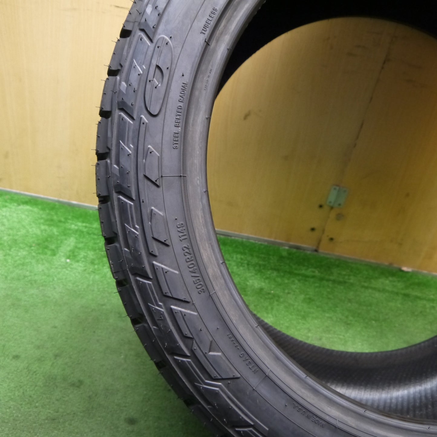 未使用！24年！1本★305/40R22 ニットー RECON GRAPPLER A/T タイヤ 22インチ ランクル 100 200 等★5081807Hノタ