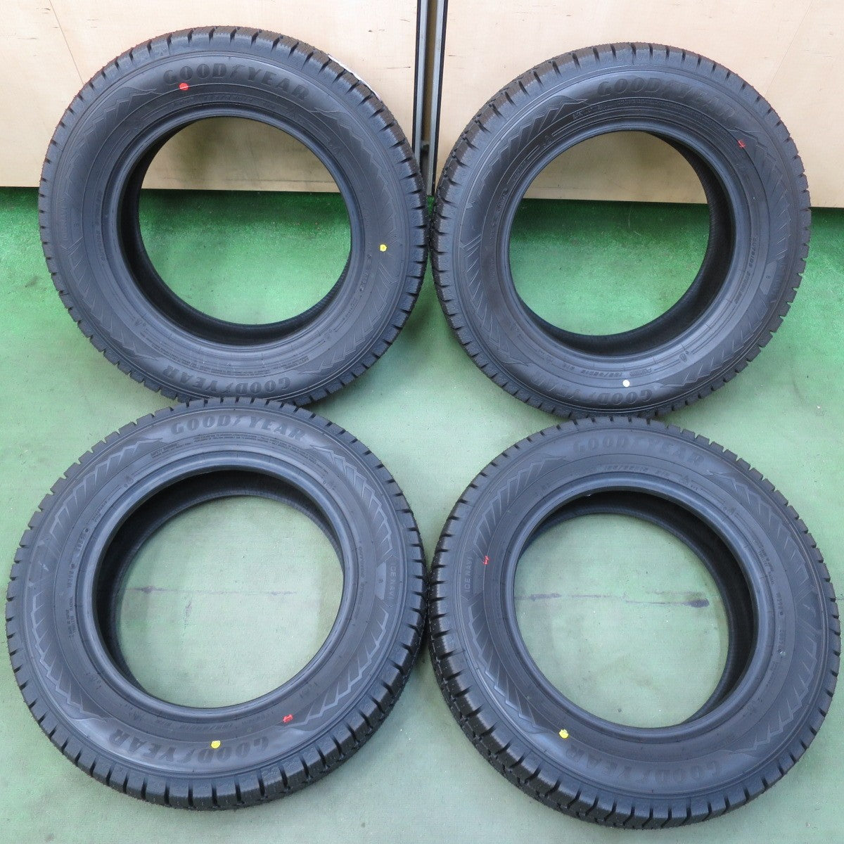 未使用！26年★スタッドレス 195/65R15 グッドイヤー アイスナビ8 タイヤ 15インチ プリウス ノア ヴォクシー ステップワゴン 等★6061810イスタ