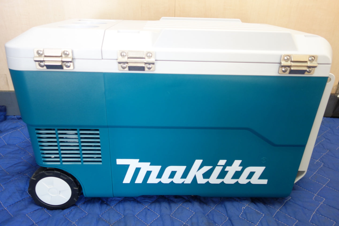 [送料無料] 美品！付属品付き☆マキタ 充電式 保冷温庫 CW180D 容量 20L ポータブル 保冷庫 保温庫 クーラーボックス makita☆