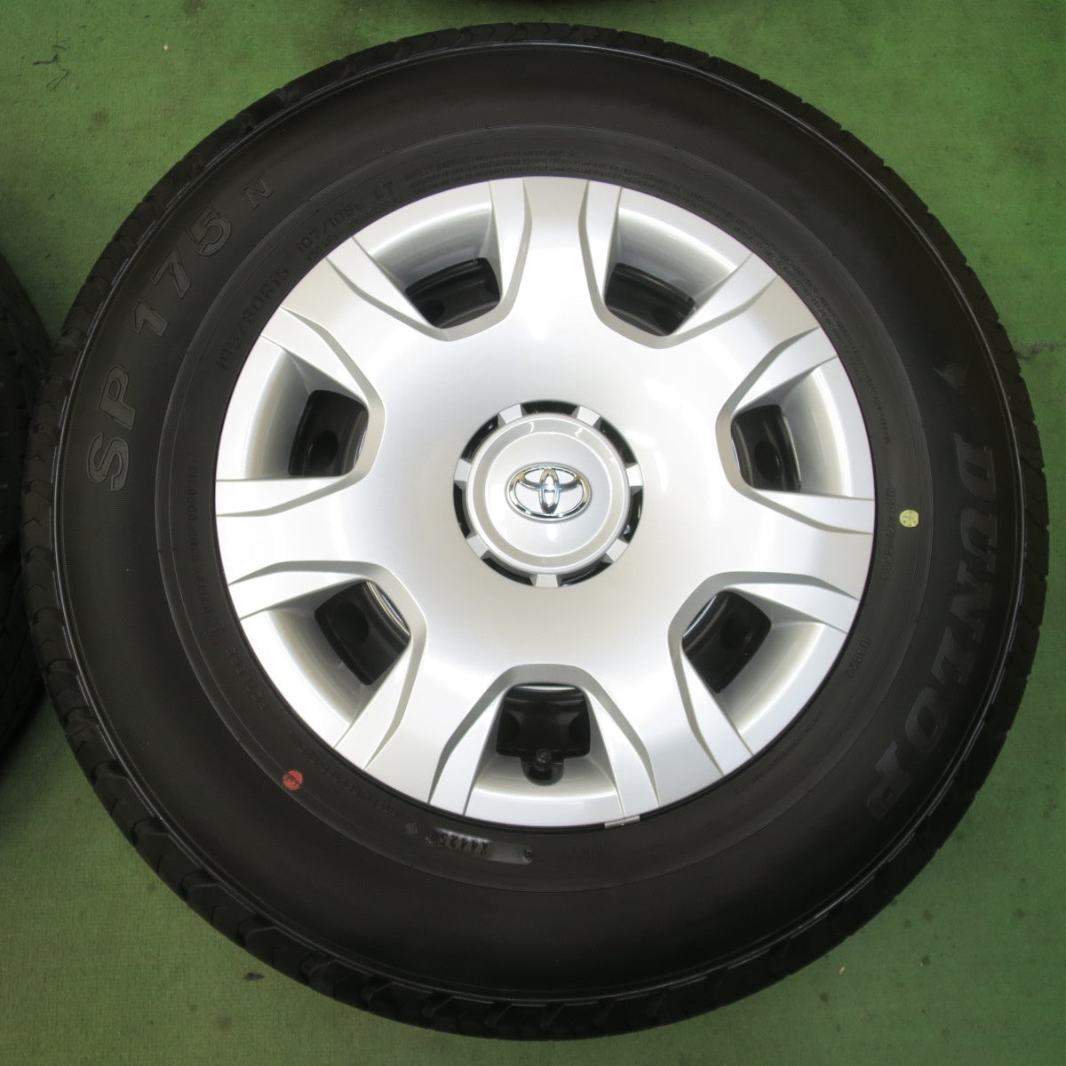 新車外し！25年★トヨタ 200系 ハイエース 純正 スチール 195/80R15 107/105S ダンロップ SP175N 15インチ PCD139.7/6H★6021401イノ