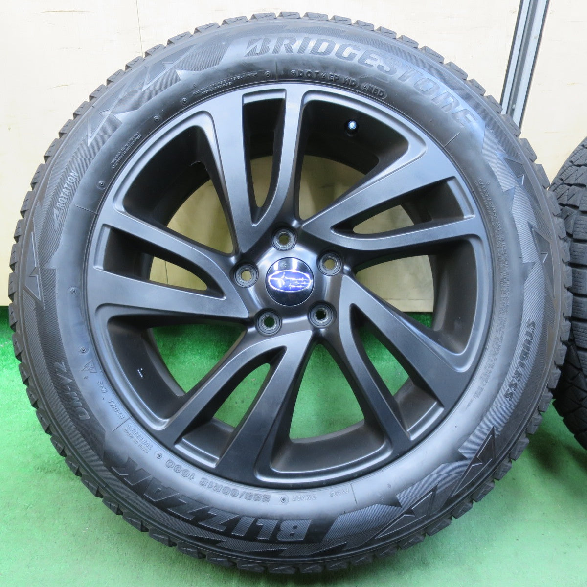 [送料無料] バリ溝！8.5分★スバル VM系 レヴォーグ 純正 225/60R18 スタッドレス ブリヂストン ブリザック DM-V2 18インチ PCD114.3/5H★5020104イス