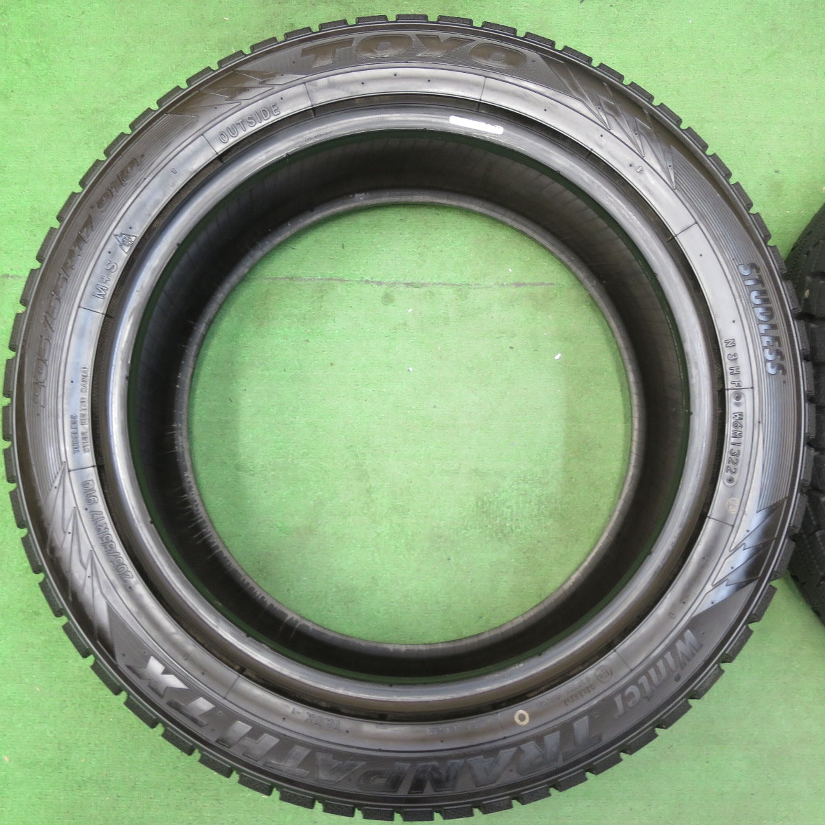 [送料無料] バリ溝！22年！ほぼ10分★スタッドレス 205/55R17 トーヨー ウインター トランパス TX タイヤ 17インチ ノア ヴォクシー 等★4111303イスタ