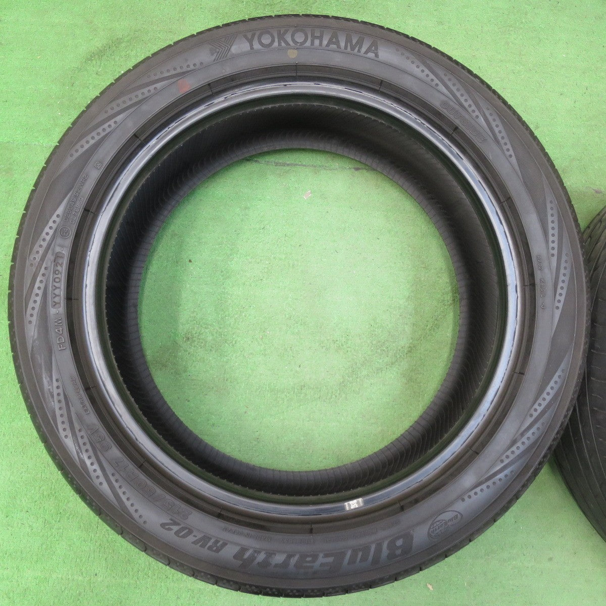 [送料無料] バリ溝！21年！9.5分★215/50R17 ヨコハマ ブルーアース RV-02 タイヤ 17インチ ウィッシュ リーフ インサイト アテンザ レヴォーグ 等★5011505イノタ