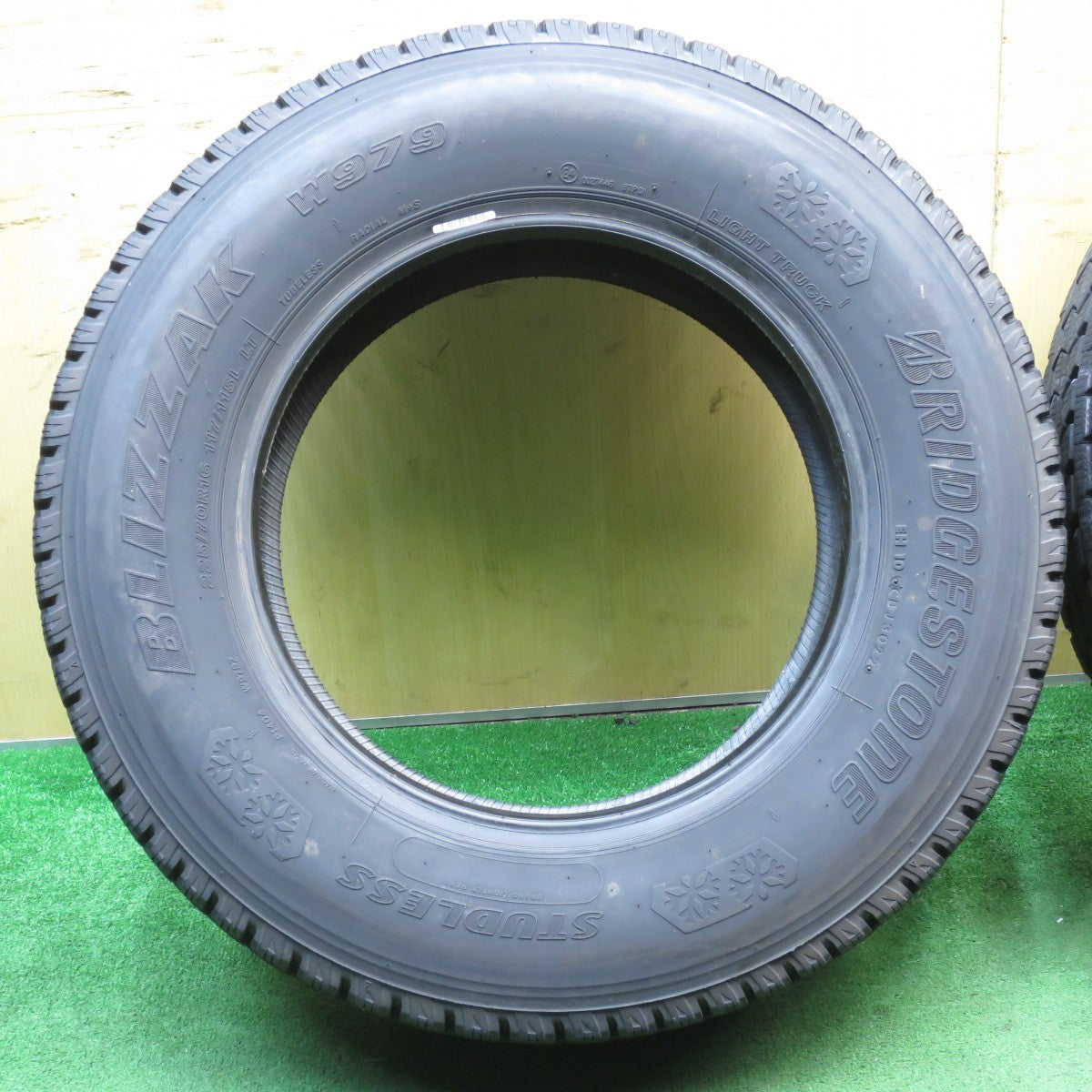 バリ溝！22年！9.5分★トラック タイヤ 225/70R16 117/115L スタッドレス ブリヂストン ブリザック W979 16インチ エルフ キャンター 等★5061802NJスタ