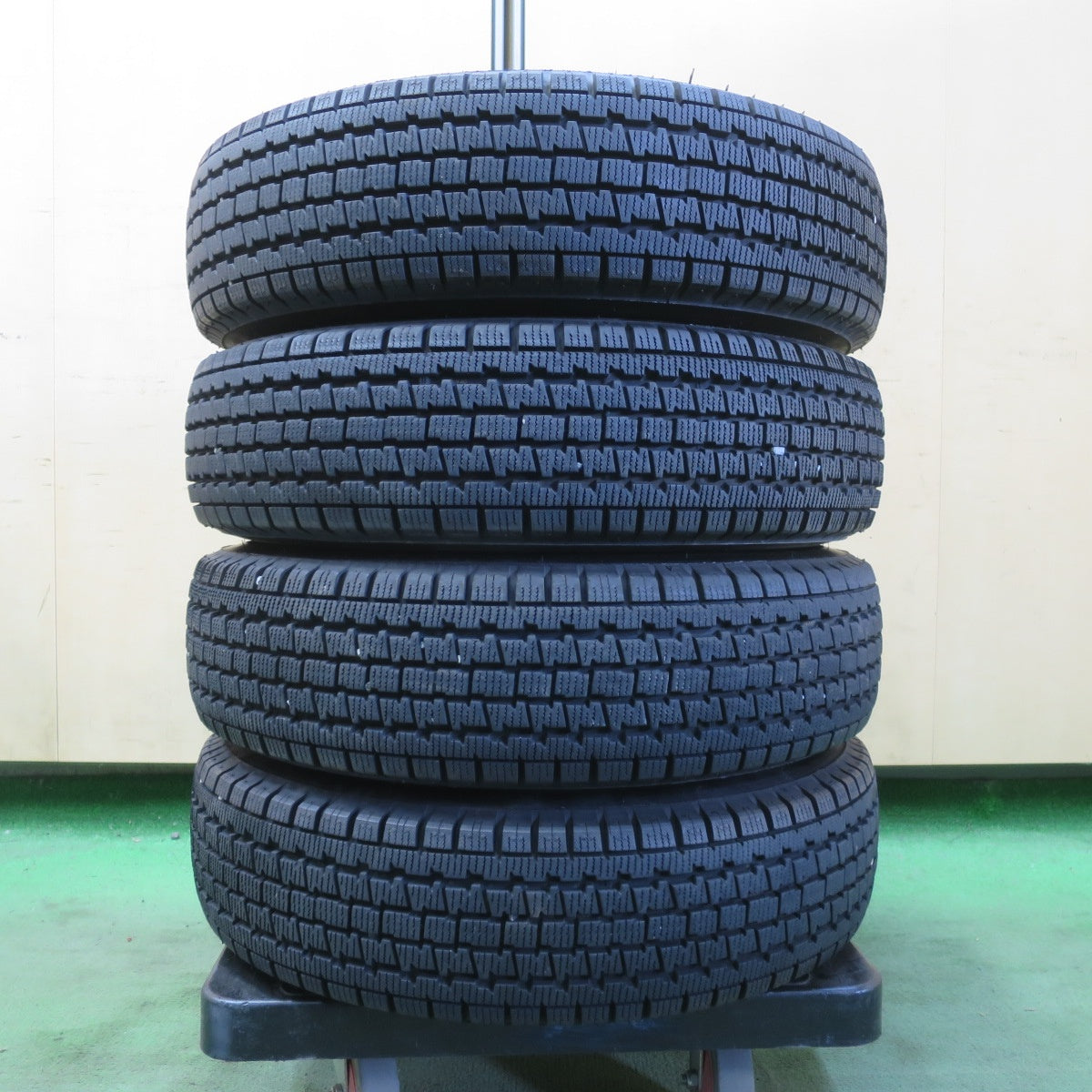 バリ溝！24年！9分★スタッドレス 145/80R12 80/78N ブリヂストン W300 スチール ホイール 12インチ PCD100 110 114.3/4H マルチ★6042010イス
