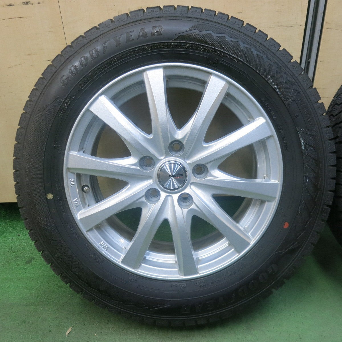 バリ溝！23年！キレイ！9.5分★スタッドレス 205/65R16 グッドイヤー アイスナビ8 ravrion RS01 ラブリオン 16インチ PCD114.3/5H★6012601SKス