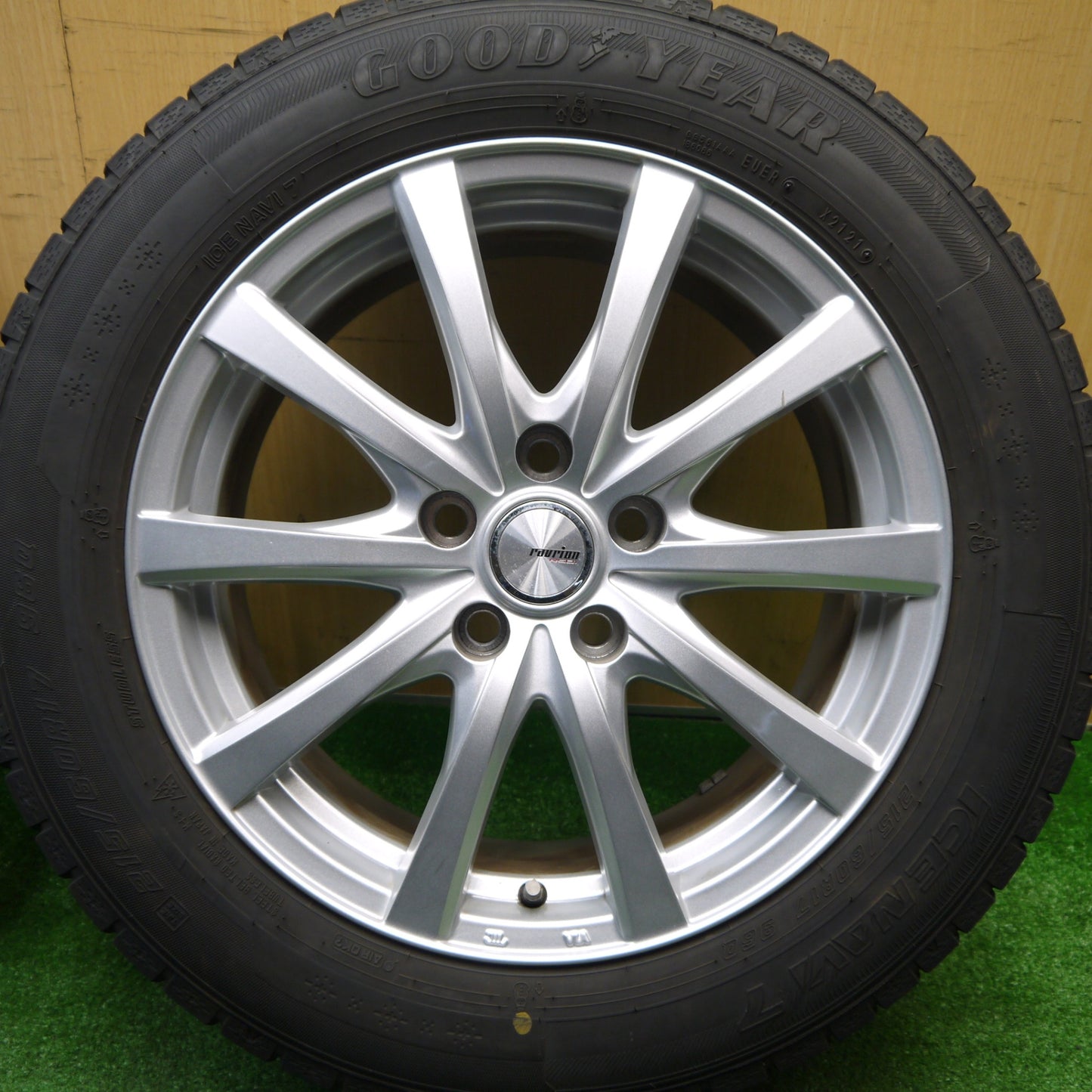 バリ溝！21年！キレイ！9.5分以上★スタッドレス 215/60R17 グッドイヤー アイスナビ7 ravrion RS01 ラブリオン 17インチ PCD114.3/5H★5111806Hス