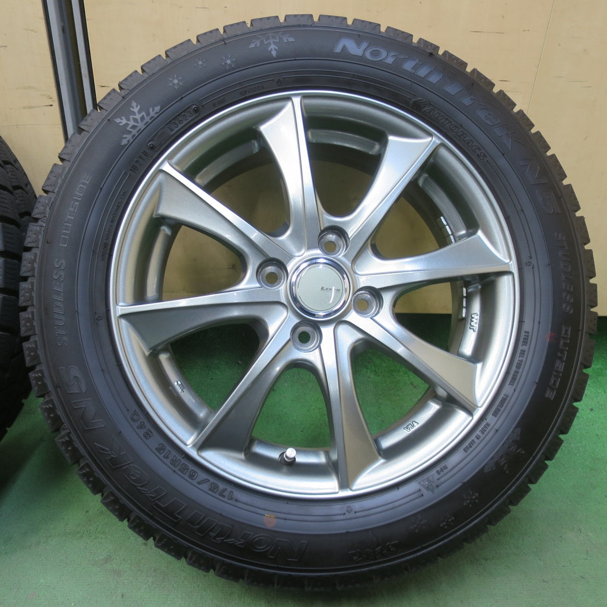 ほぼ未使用！23年！キレイ◎スタッドレス 175/65R15 オートバックス ノーストレック N5 LEBEN レーベン 15インチ PCD100/4H◎6101307イス