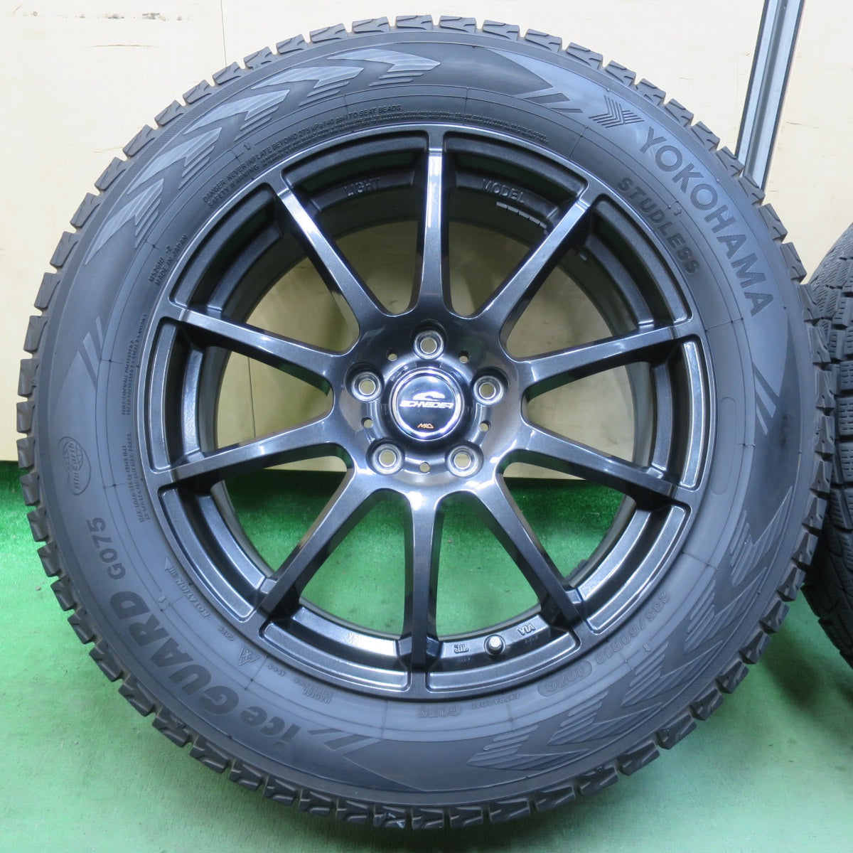バリ溝！キレイ！9.5分★スタッドレス 235/60R18 ヨコハマ アイスガード G075 SCHNEIDER シュナイダー 18インチ PCD114.3/5H★5120908イス
